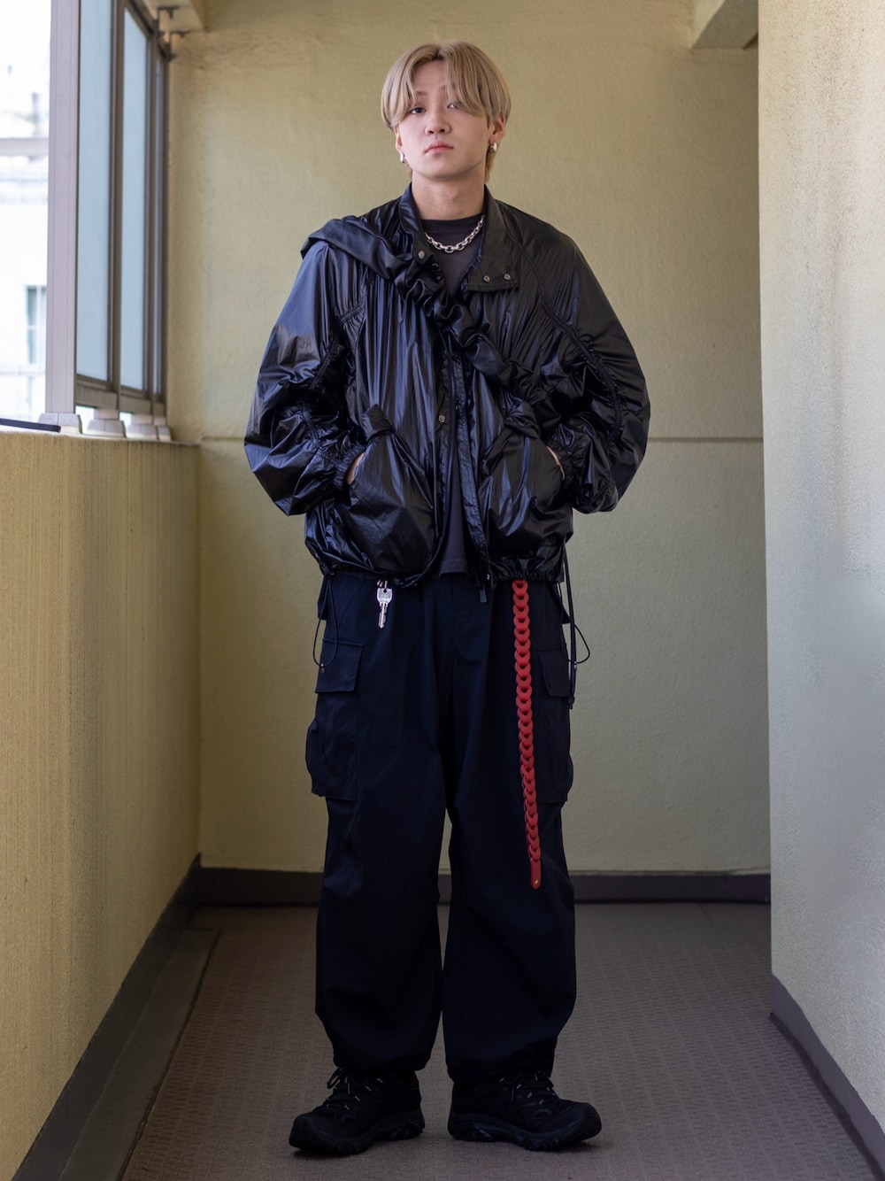 「秋服準備はじめました、韓国ファッション、カーゴパンツ、デートコーデ、ブラックコーデ、モノトーン、厚底シューズ、スニーカー、お出かけコーデ、レイヤードスタイル、スポーツミックス、ナイロンジャケット、ナイロンパンツ、ショルダーバッグ、アツいコーデ全部見せ」｜「WYM LIDNMのUTILITY TECH CARGO（カーゴパンツ、ブラック系）」を使った、ともきさん（メンズ・168cm）の夏コーディネートの1枚目の写真