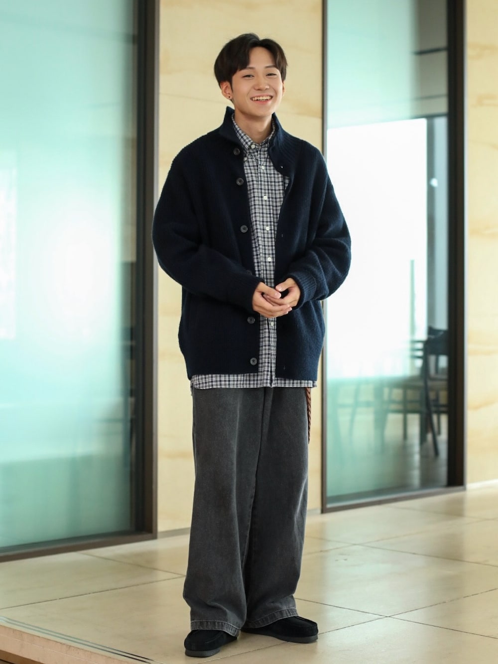 「きれいめカジュアル、重ね着ベストシーズン、デニム、チェック、休日スタイル、古着MIX、ワイドパンツ、シンプルコーデ、カーディガン、ニット、clarks、厚底シューズ、ハロウィン、プチプラ、ビッグシルエット」｜「MONO-MARTのタックワイドスラックスデニムパンツ（デニムパンツ、グレー系）」を使った、ともきさん（メンズ・168cm）の秋コーディネートの1枚目の写真
