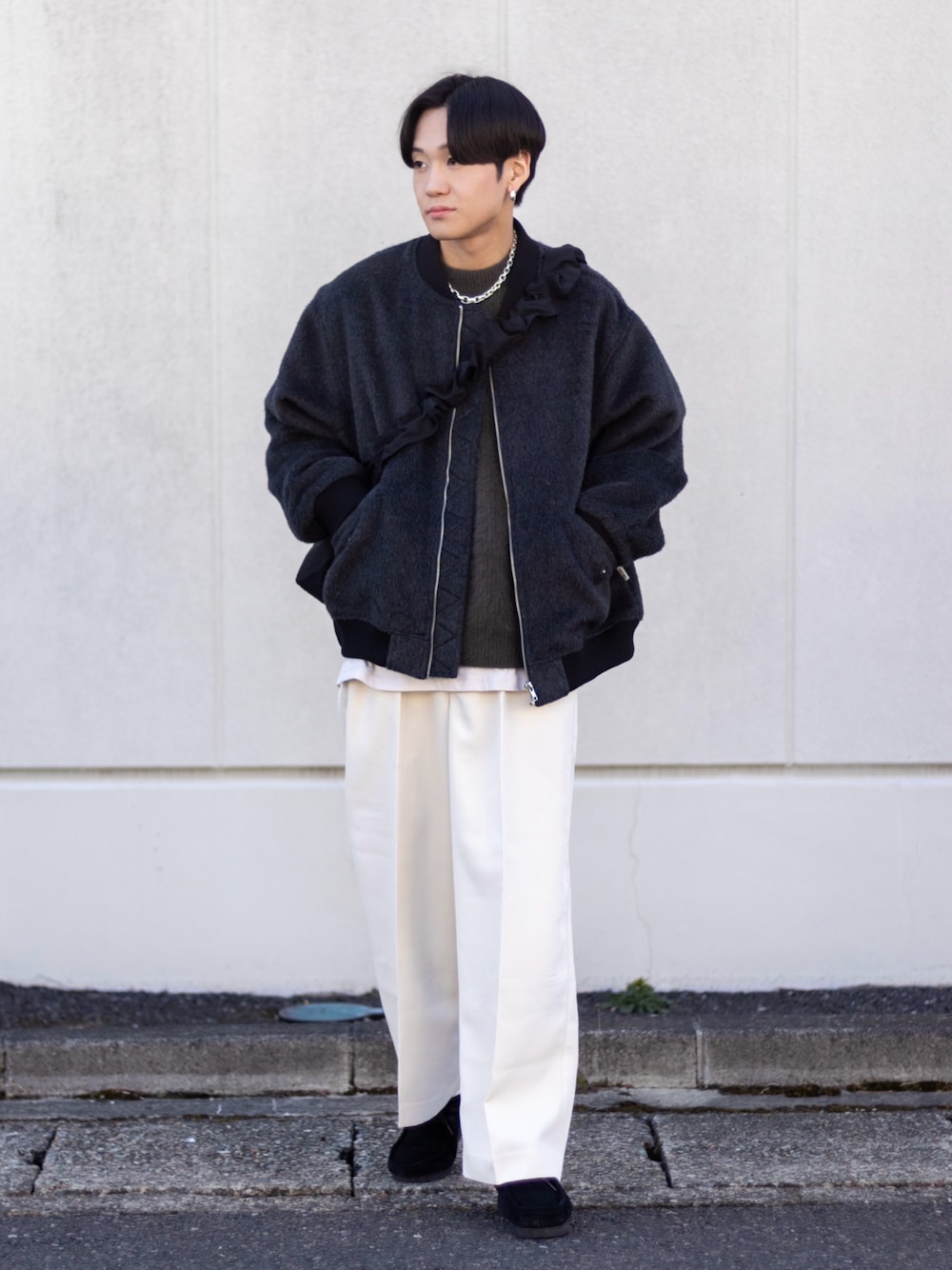 「今日のコスメと服、春色、休日スタイル、きれいめカジュアル、スラックス、春アウター、モノトーン、ニット、カラーパンツ、デートコーデ、春コーデ、プチプラ、春服みてみて、MA-1、ショルダーバッグ」｜「WETTEMPTのSHAGGY FRIGHT JACKET /シャギーフライトジャケット（MA-1、グレー系）」を使った、ともきさん（メンズ・168cm）の冬コーディネートの1枚目の写真