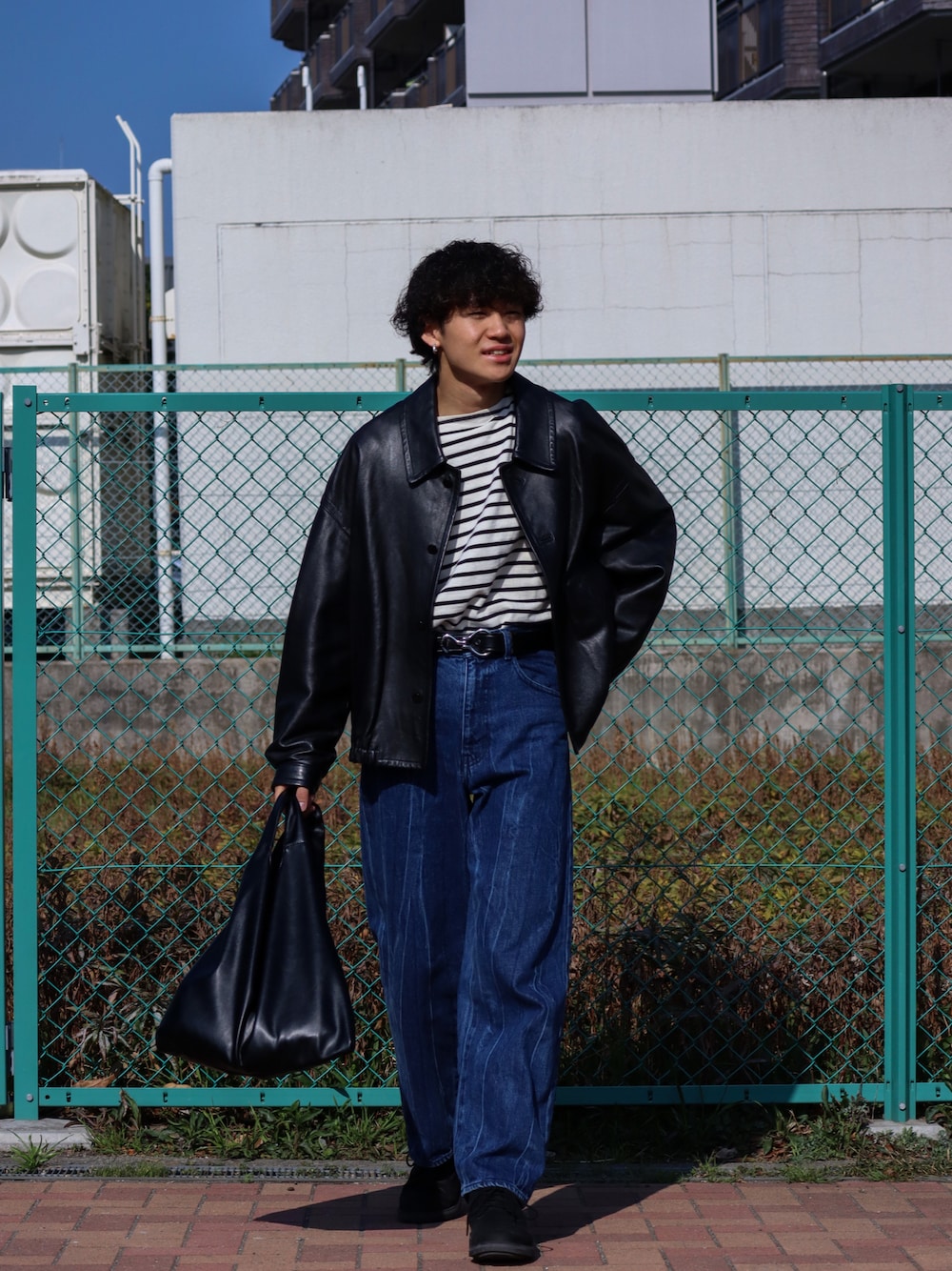 「春服デビュー宣言、休日スタイル、ボーダー、きれいめカジュアル、春アウター、春服みてみて、トートバッグ、デニム、レザー、ジャケット、シンプルコーデ、厚底シューズ、ビッグシルエット、ローファー、春コーデ」｜「LOWRYS FARMのＵＳＡＢＩＧバスクボーダーロングスリーブ　215083（Tシャツ/カットソー、その他）」を使った、ともきさん（メンズ・168cm）の春コーディネートの1枚目の写真