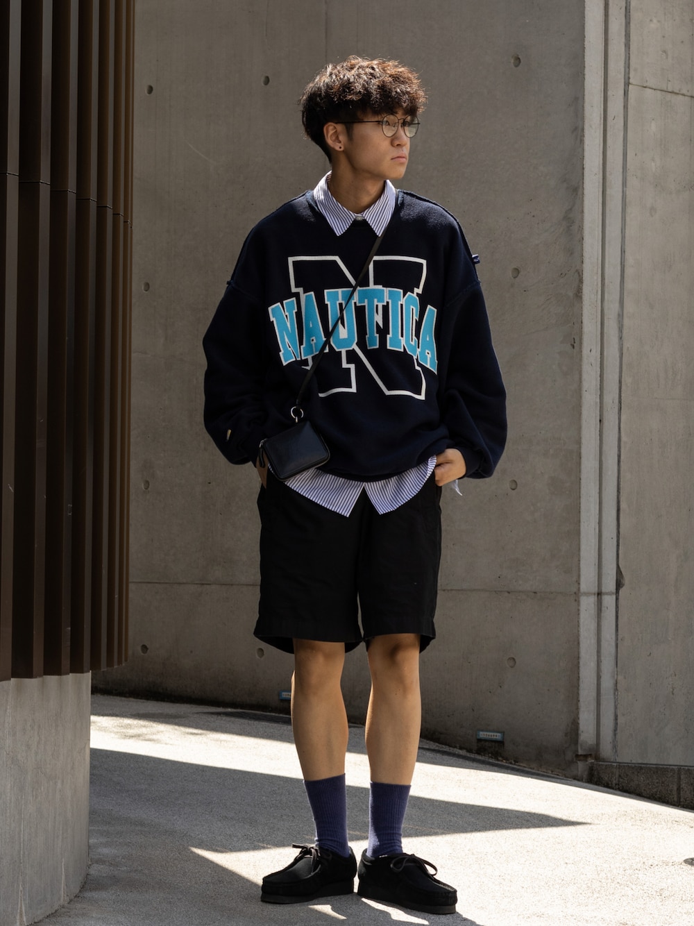 「短パン、UNIQLO、ユニクロ、スウェット、ロゴスウェット、ストリート、レイヤードスタイル、ハーフパンツ、メガネ男子、きれいめカジュアル、ビッグシルエット、休日スタイル、プチプラ、シャツスタイル、モード」｜「UNIQLOのアイテム（その他パンツ、ブラック系）」を使った、ともきさん（メンズ・168cm）の春コーディネートの1枚目の写真