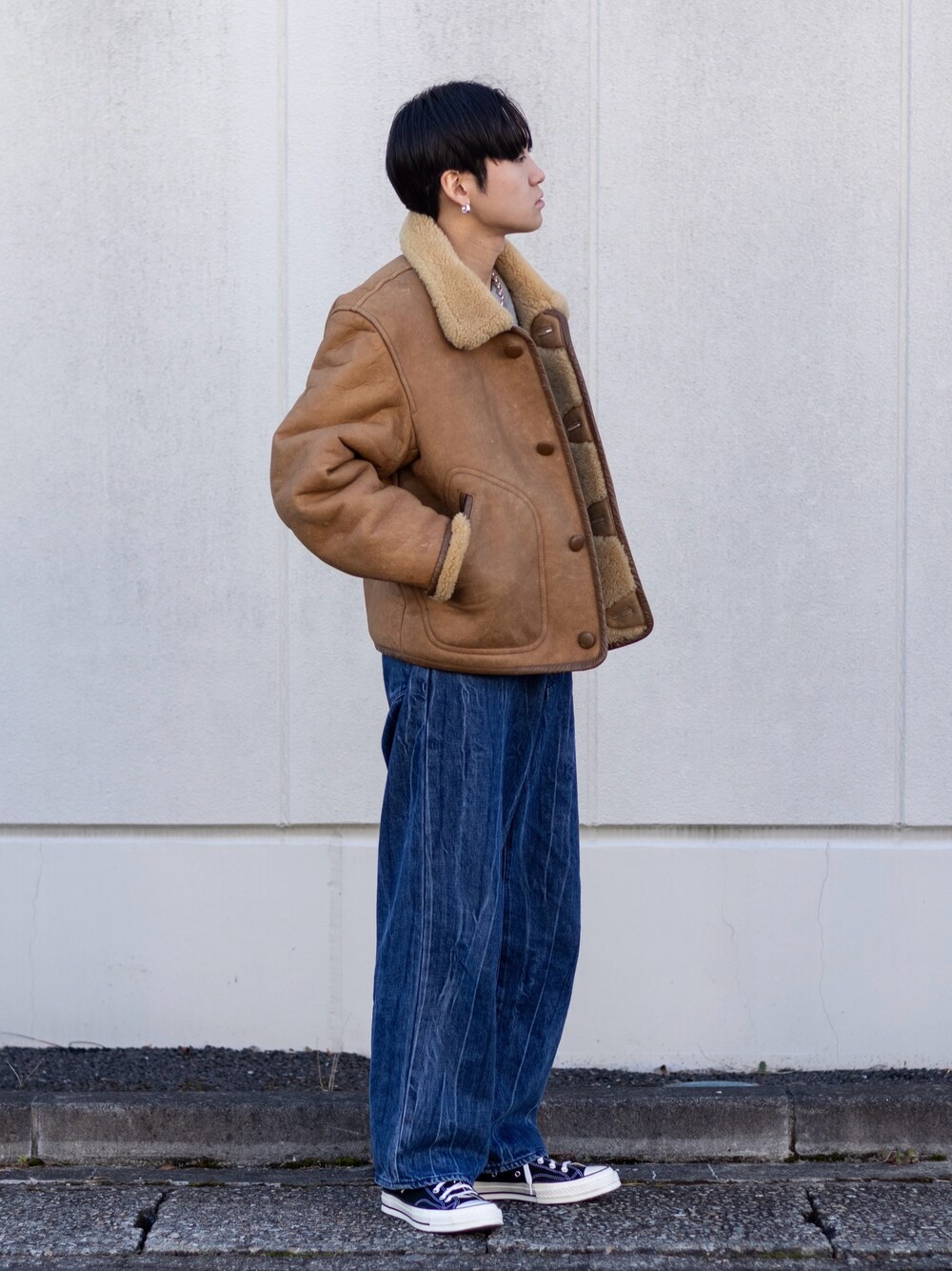 「冬アウター、ワイドパンツ、ムートンジャケット、デートコーデ、デニム、古着MIX、お出かけコーデ、スニーカー、休日スタイル、冬コーデ、ニット、レザー、ストリート、ライダース、レザージャケット」｜「usedのアイテム（ライダースジャケット、ベージュ系）」を使った、ともきさん（メンズ・168cm）の冬コーディネートの1枚目の写真
