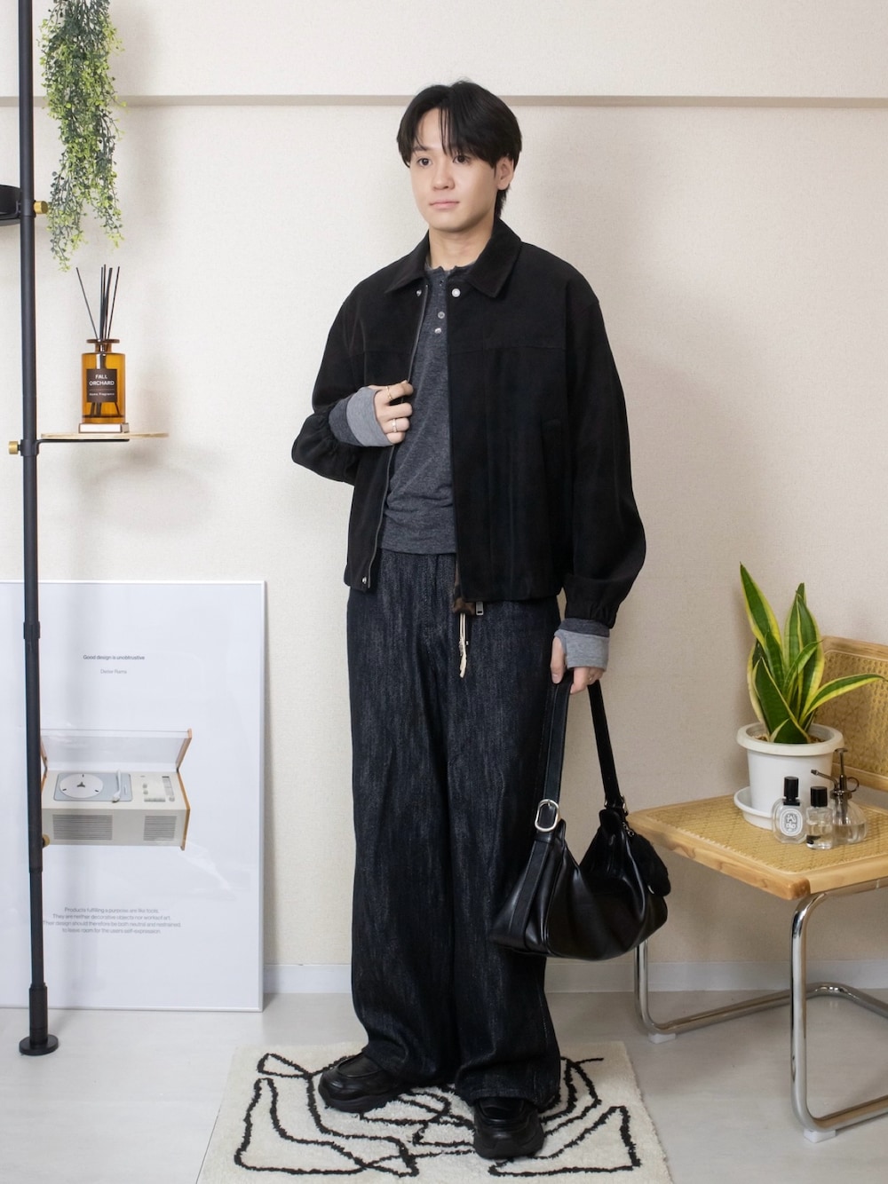 その他のTシャツ/カットソー、ブラック系のブルゾン、ブラック系のデニムパンツを着用したメンズの秋コーディネートの1枚目の写真