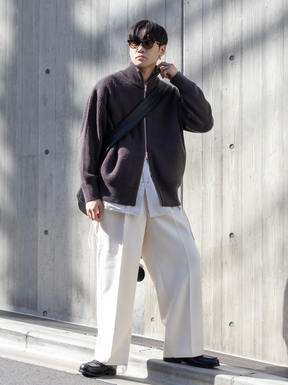 「今日のコスメと服、きれいめカジュアル、モノトーン、ショルダーバッグ、春アウター、ニット、メガネ男子、デートコーデ、春コーデ、ローファー、プチプラ、春服みてみて、スラックス、レイヤードスタイル、お出かけコーデ」｜「WYM LIDNMのHIGH TWISTED GABA WIDE TUCK SLACKS（スラックス、ホワイト系）」を使った、ともきさん（メンズ・168cm）の春コーディネートの1枚目の写真