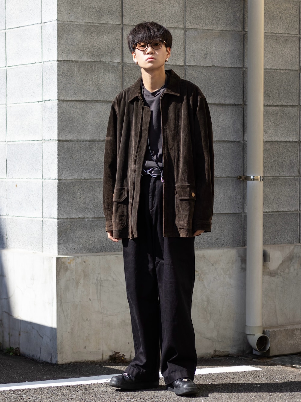 「ファッションを楽しもう、WEARyouthコーデ、スニーカー、古着MIX、レザー、レザージャケット、レイヤードスタイル、お出かけコーデ、プチプラ、厚底シューズ、デニム、秋冬コーデ、ブラウン、きれいめカジュアル、スエード」｜「NIKEのNIKE AIR FORCE 1 '07 / ナイキ エア フォース 1 '07 【SP】（スニーカー、ブラック系）」を使った、ともきさん（メンズ・168cm）の秋コーディネートの1枚目の写真