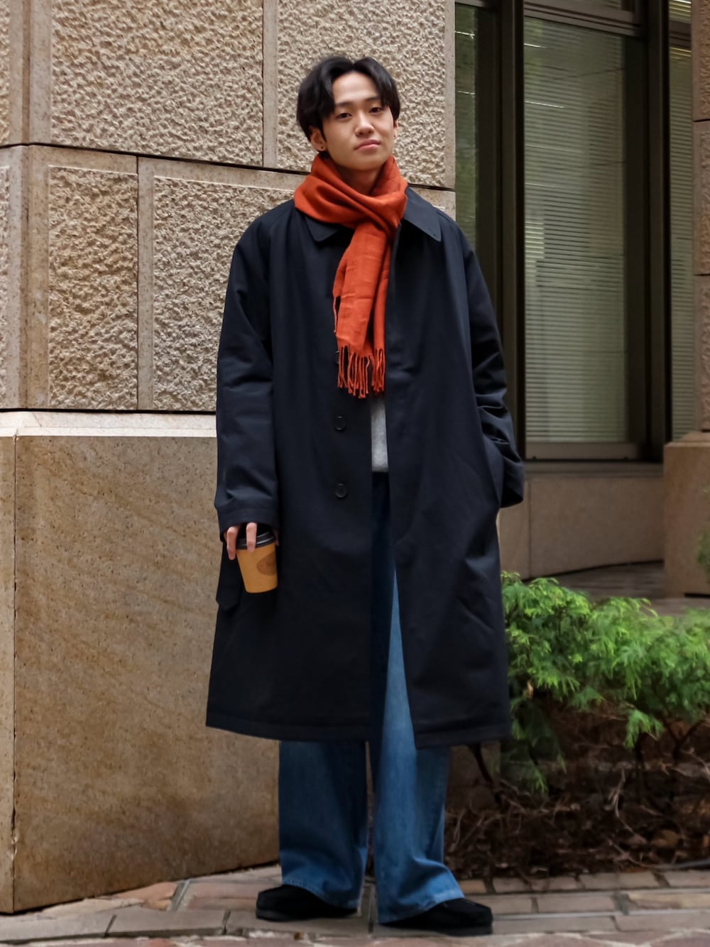「ファッションを楽しもう、WEARyouthコーデ、マフラーぐるぐる、デニム、ニット、冬コーデ、きれいめカジュアル、秋冬コーデ、コート、プチプラ、お出かけコーデ、シンプル、シンプルコーデ、ロングコート、クリスマスに着たい服」｜「ClarksのWallabeeEVO WP / ワラビーエヴォウォータープルーフ (ブラックスエード)（モカシン/デッキシューズ、ブラック系）」を使った、ともきさん（メンズ・168cm）の秋コーディネートの1枚目の写真