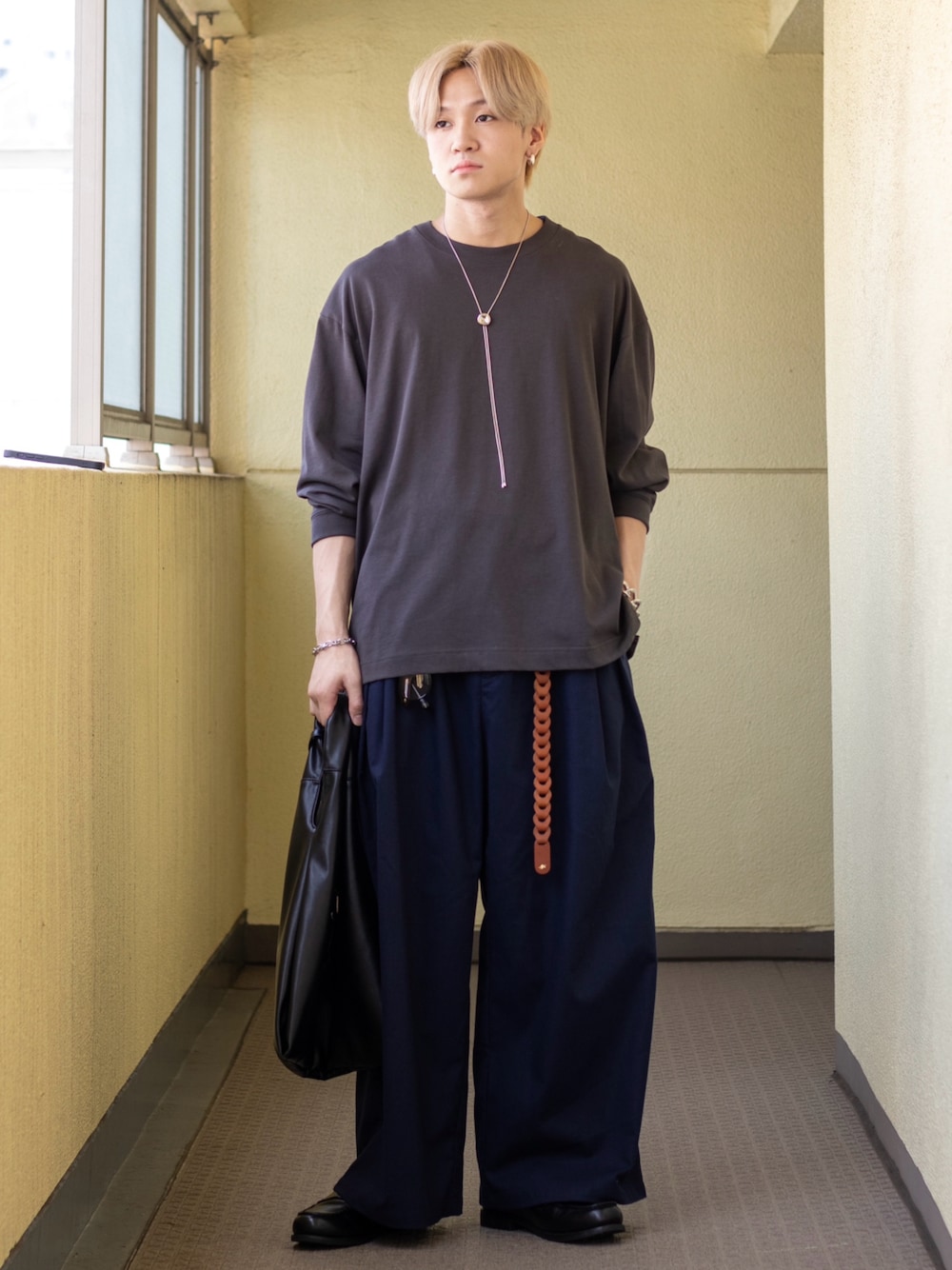 「アツいコーデ全部見せ、お出かけコーデ、シャツスタイル、秋服準備はじめました、ロンT、ローファー、トートバッグ、スラックス、プチプラ、きれいめカジュアル、シンプル、韓国ファッション、休日スタイル、レザー、サングラス」｜「Nanmo.の【ZOZO TOWN限定】THE LINEN STRAIGHT SLACKS / ザ リネンストレートスラックス（スラックス、ブルー系）」を使った、ともきさん（メンズ・168cm）の夏コーディネートの1枚目の写真