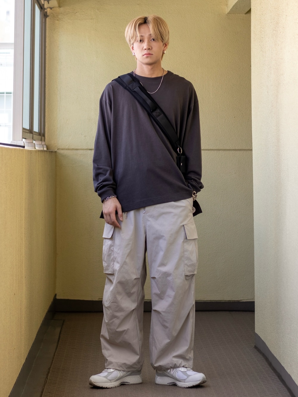 「アウトドアスタイル、スニーカー、白パンツ、ナイロンパンツ、トラックパンツ、ワイドパンツ、秋コーデ、ショルダーバッグ、プチプラ、シンプル、きれいめカジュアル、ロンT、モノトーン、韓国ファッション、秋服準備はじめました」｜「WYM LIDNMのUTILITY TECH CARGO（カーゴパンツ、グレー系）」を使った、ともきさん（メンズ・168cm）の秋コーディネートの1枚目の写真