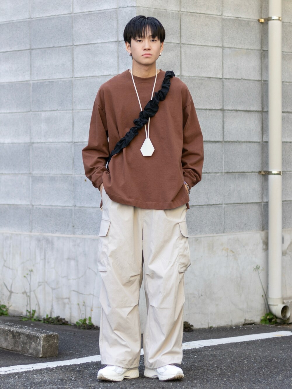 「春夏コーデ、ロンT、きれいめカジュアル、スニーカー、カーゴパンツ、プチプラ、淡色コーデ、デートコーデ、お出かけコーデ、韓国ファッション、ショルダーバッグ、スポーツミックス、春コーデ、大人カジュアル、シンプルコーデ」｜「WYM LIDNMのUTILITY TECH CARGO（カーゴパンツ、グレー系）」を使った、ともきさん（メンズ・168cm）の春コーディネートの1枚目の写真