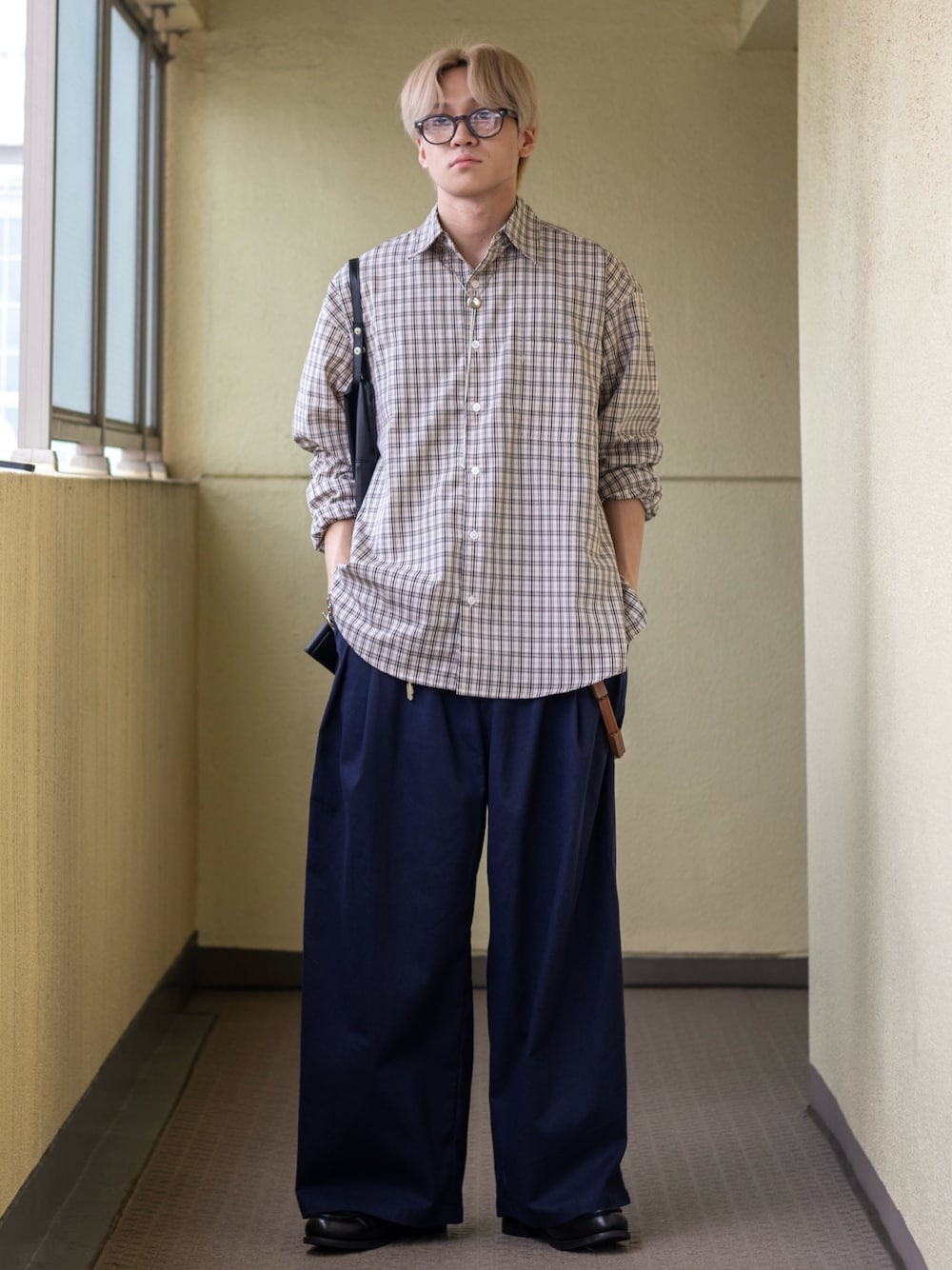 ブルー系のスラックス、ベージュ系のシャツ/ブラウス、ブラック系のローファーを着用したメンズの夏コーディネートの1枚目の写真
