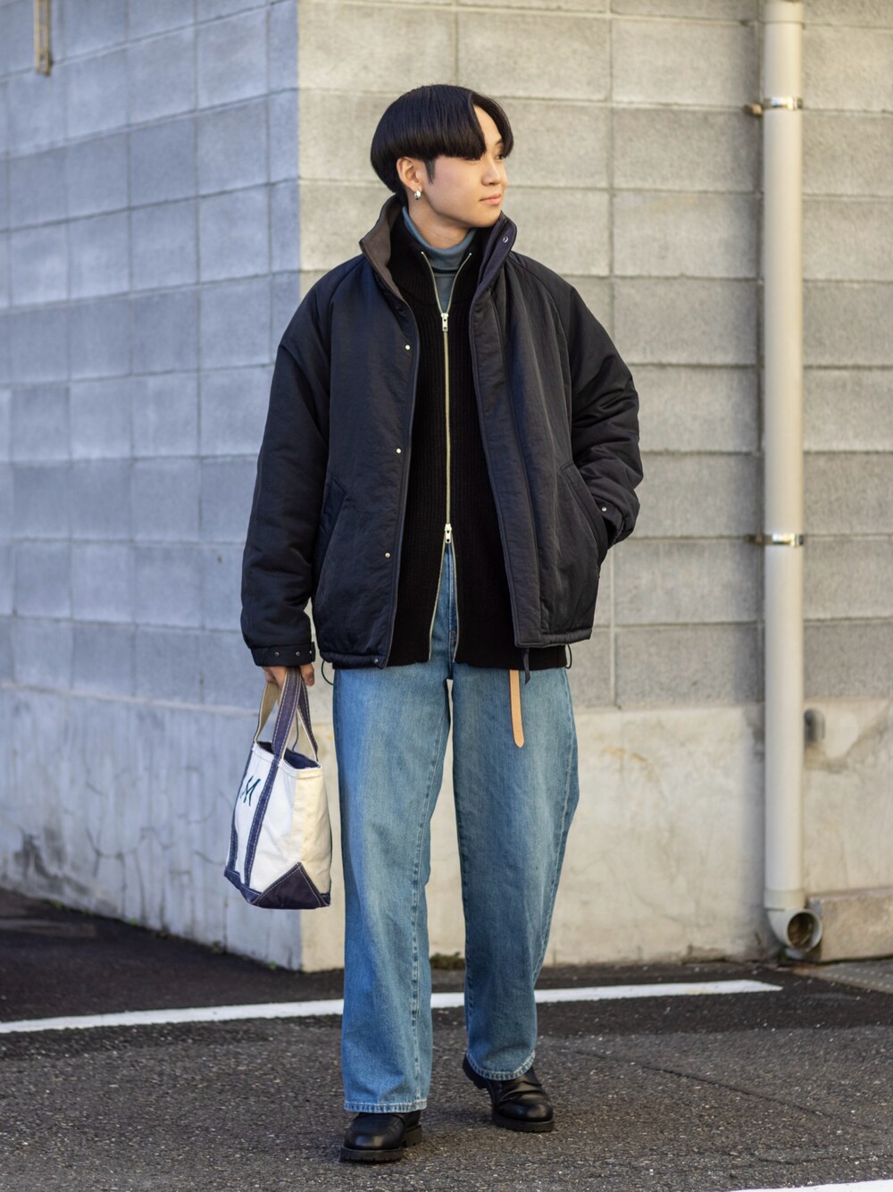 「新星WEARISTAにエントリー、WEARyouthコーデ、タートルネック、ローファー、ワイドパンツ、きれいめカジュアル、プチプラ、デニム、お出かけコーデ、マイベストコーデ2023、クリスマスに着たい服、クリスマスコーデ、休日スタイル、冬アウター、冬コーデ」｜「L.L.Beanのボート・アンド・トート・バッグ、オープン・トップ スモール（トートバッグ、ブルー系）」を使った、ともきさん（メンズ・168cm）の冬コーディネートの1枚目の写真