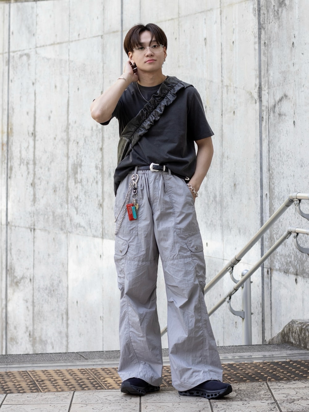 「Tシャツ、スニーカー、カーゴパンツ、タックイン、プチプラ、モノトーン、きれいめカジュアル、デートコーデ、ワイドパンツ、スポーツミックス、ナイロンパンツ、メガネ男子、サングラス、ショルダーバッグ、レザー」｜「WYM LIDNMのC/N WASHER CURVED FLARE WIDE CARGO（カーゴパンツ、グレー系）」を使った、ともきさん（メンズ・168cm）の夏コーディネートの1枚目の写真