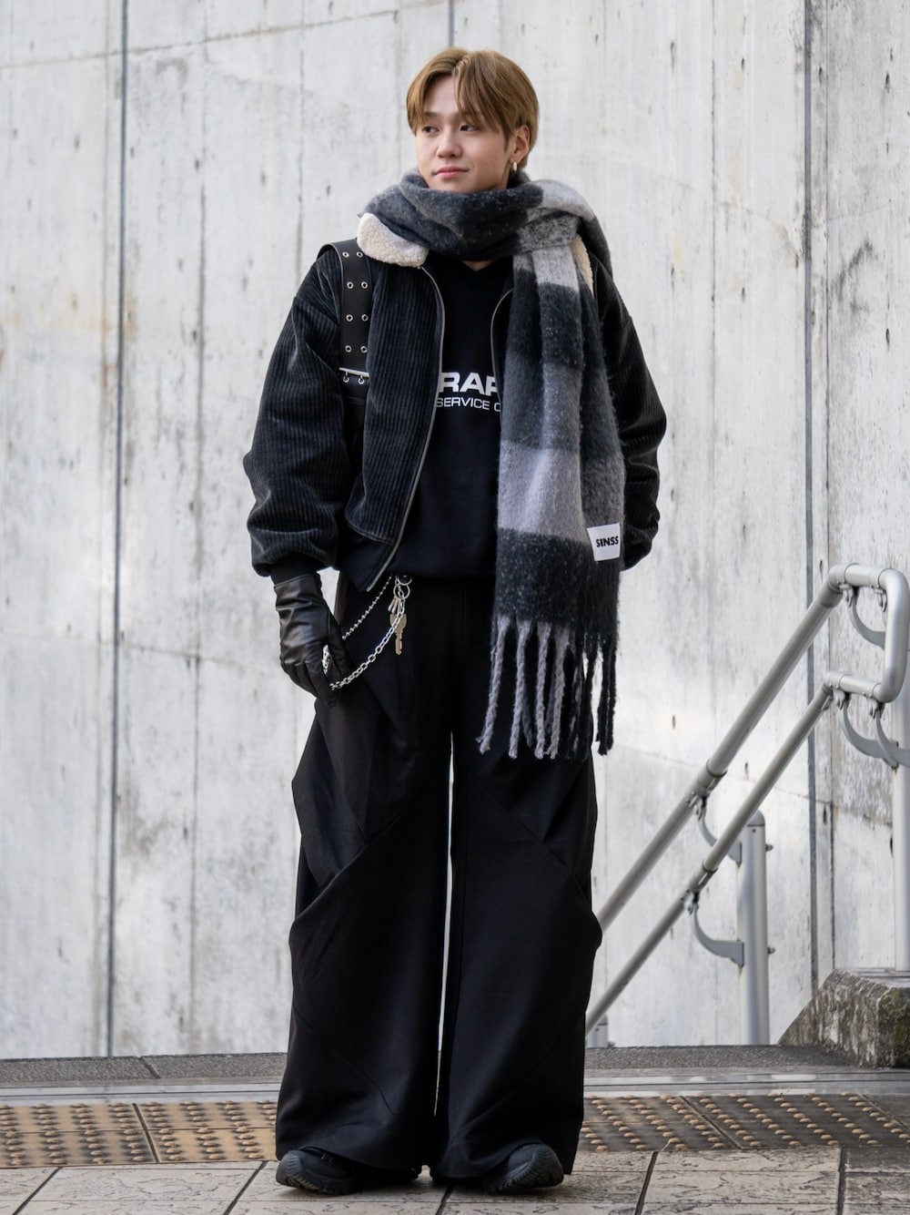「冬アウター、冬コーデ、スラックス、スニーカー、ワイドパンツ、コーデュロイ、レザー、マフラーぐるぐる、韓国ファッション、ゲームシャツ、きれいめカジュアル、お出かけコーデ、ストリート、シンプルコーデ、プチプラ」｜「CLELの【CLEL】Prime TR 3D Tuck Pants / プライム TR 3Dタックパンツ（スラックス、ブラック系）」を使った、ともきさん（メンズ・168cm）の冬コーディネートの1枚目の写真