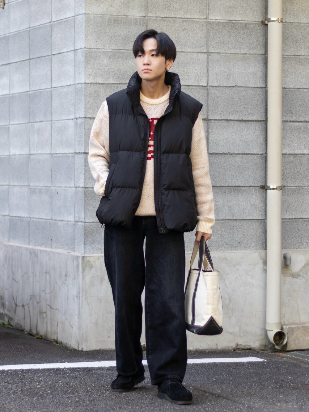 「ファッションを楽しもう、WEARyouthコーデ、きれいめカジュアル、冬コーデ、ニット、デニム、トートバッグ、ダウンベスト、ストリート、韓国ファッション、冬アウター、休日スタイル、マイベストコーデ2023、クリスマスに着たい服、クリスマスコーデ」｜「UNIQLOのアイテム（デニムパンツ、ブラック系）」を使った、ともきさん（メンズ・168cm）の秋コーディネートの1枚目の写真