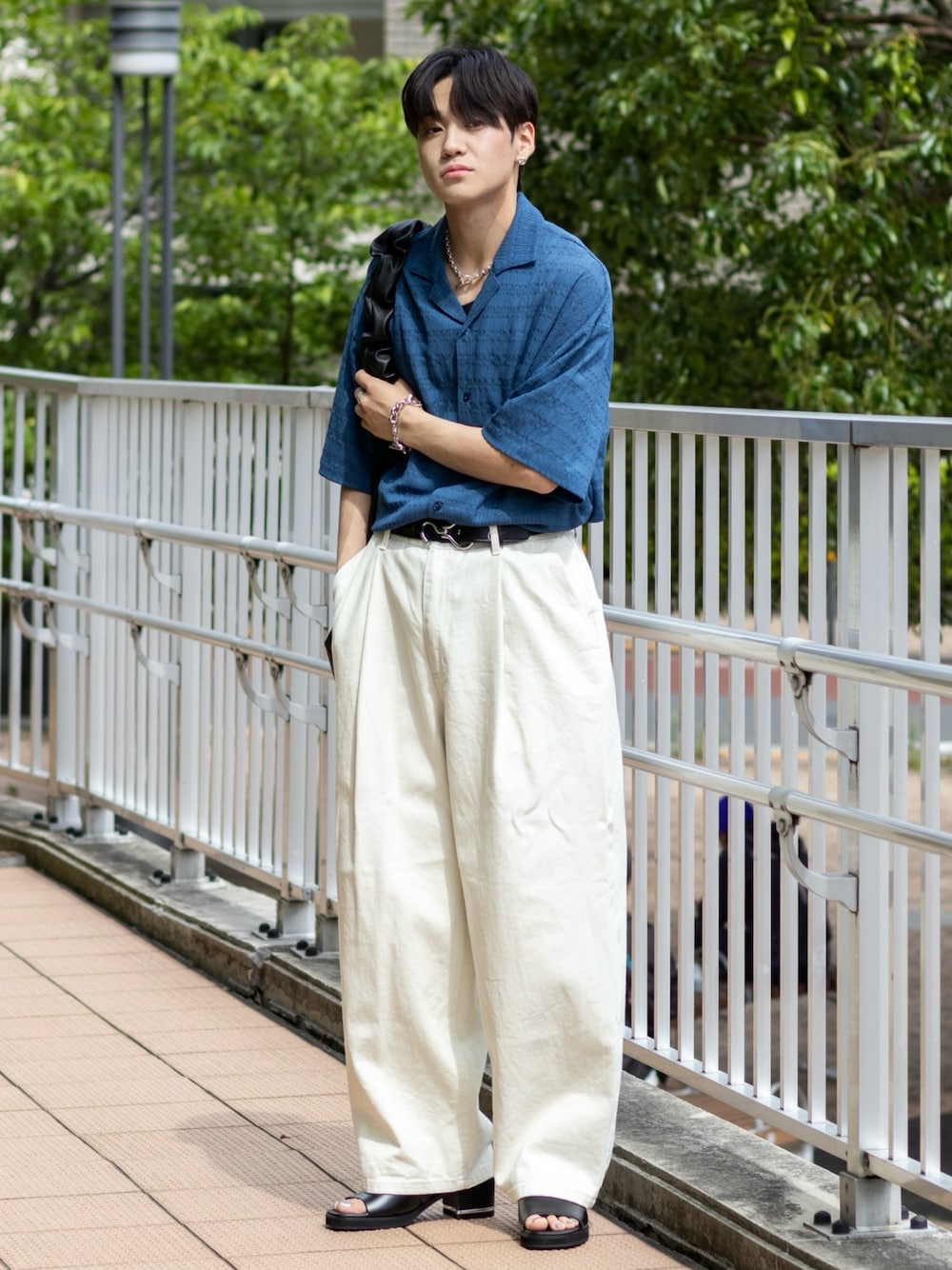 「夏コーデ、シャツスタイル、デニム、サンダル、グルカサンダル、きれいめカジュアル、白パンツ、プチプラ、ショルダーバッグ、シンプルコーデ、デートコーデ、シアートップス、シアーシャツ、韓国ファッション、低身長コーデ」｜「SINSSのWide balloon denim / ワイドバルーンデニム（デニムパンツ、ホワイト系）」を使った、ともきさん（メンズ・168cm）の夏コーディネートの1枚目の写真