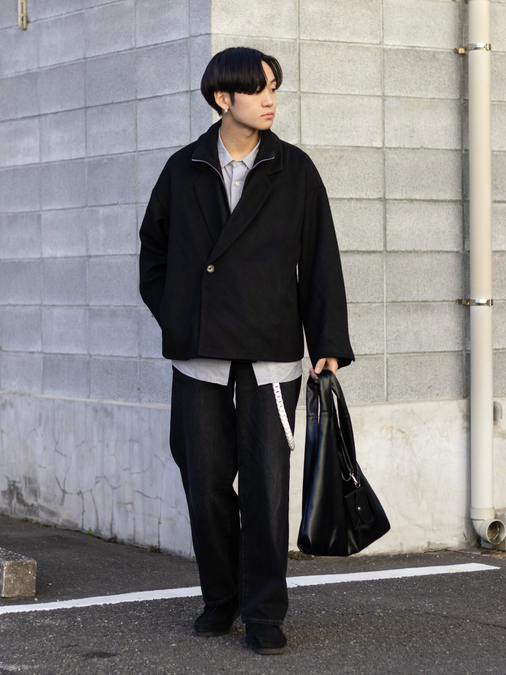 「今日のコスメと服、デニム、トートバッグ、冬コーデ、レイヤードスタイル、レザー、ワイドパンツ、きれいめカジュアル、テーラードジャケット、冬アウター、韓国ファッション、シンプルコーデ、WEARyouthコーデ、ユニクロ、低身長」｜「UNIQLOのアイテム（デニムパンツ、ブラック系）」を使った、ともきさん（メンズ・168cm）の冬コーディネートの1枚目の写真
