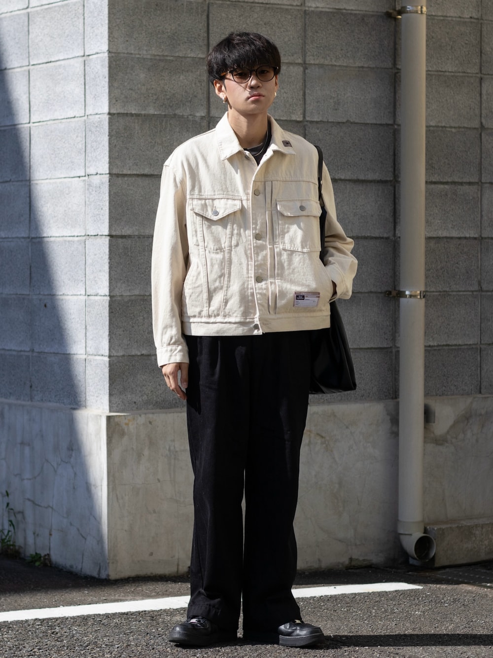 「ファッションを楽しもう、WEARyouthコーデ、今日のコスメと服、デニム、デニムジャケット、ストリート、モノトーン、きれいめカジュアル、トートバッグ、プチプラ、お出かけコーデ、厚底シューズ、スポーツミックス、ディズニーコーデ、秋冬コーデ」｜「NIKEのNIKE AIR FORCE 1 '07 / ナイキ エア フォース 1 '07 【SP】（スニーカー、ブラック系）」を使った、ともきさん（メンズ・168cm）の秋コーディネートの1枚目の写真