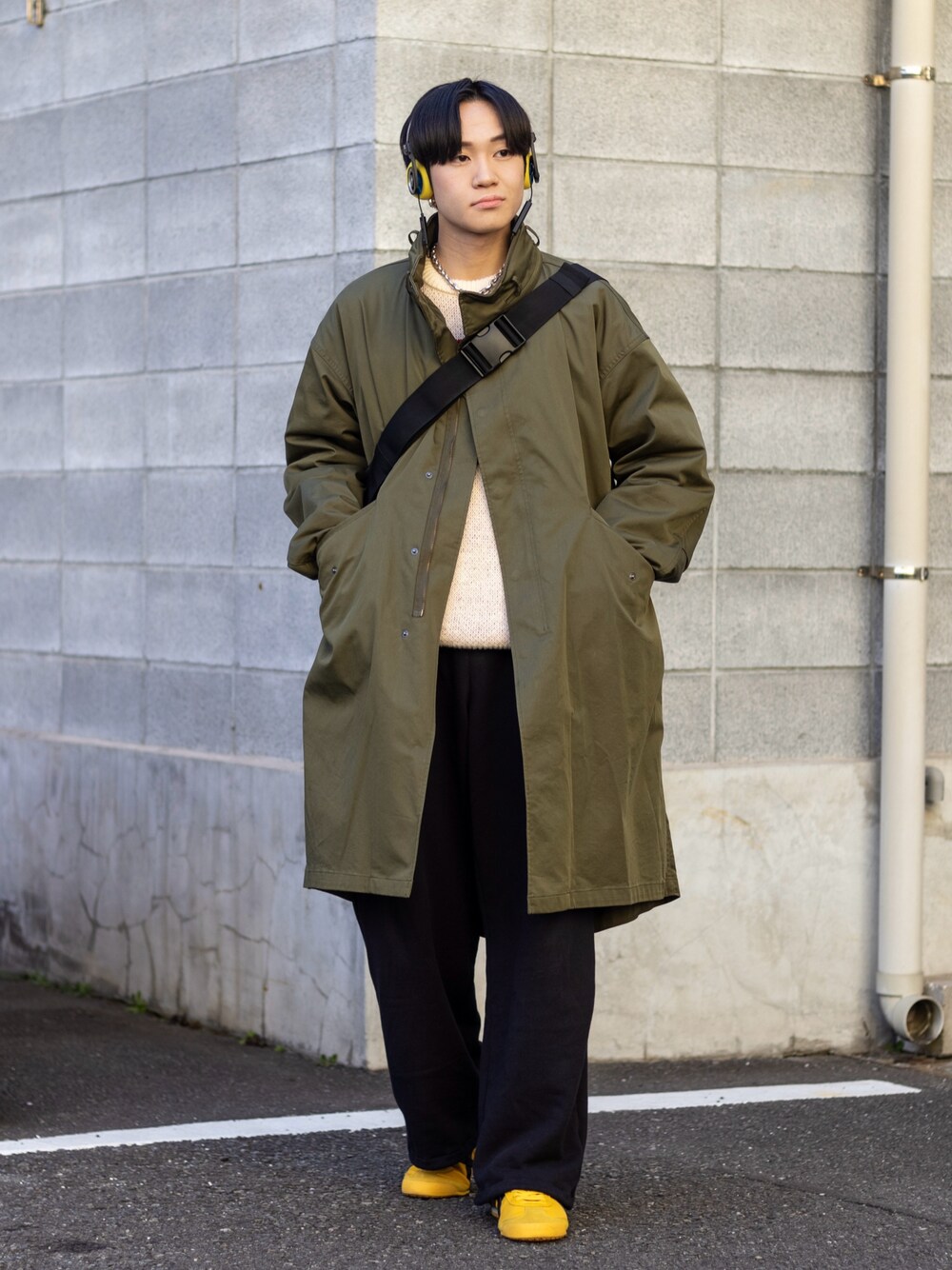 「スポーツミックス、冬を彩る色いろコーデ、WEARyouthコーデ、スニーカー、スウェット、スウェットパンツ、冬コーデ、冬アウター、モッズコート、コート、ストリート、シンプルスタイル、デートコーデ、休日スタイル、ショルダーバッグ」｜「UNIQLOのサイズL（スウェットパンツ、ブラック系）」を使った、ともきさん（メンズ・168cm）の冬コーディネートの1枚目の写真
