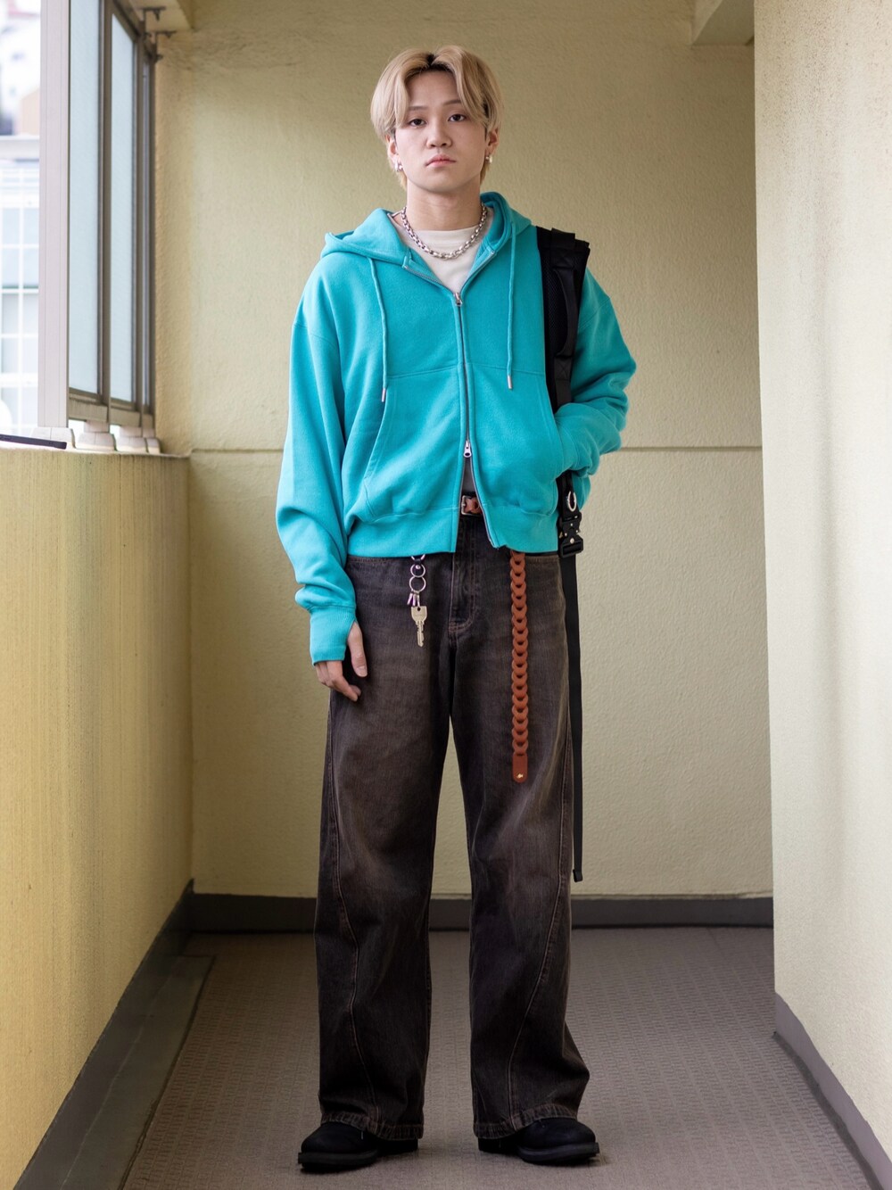 「秋服準備はじめました、パーカー、韓国ファッション、レザー、デニム、ショルダーバッグ、プチプラ、シンプル、きれいめカジュアル、ブラウン、ワイドパンツ、お出かけコーデ、休日スタイル、秋コーデ、モード」｜「WYM LIDNMのVINTAGE WASHED CURVED DENIM（デニムパンツ、ブラック系）」を使った、ともきさん（メンズ・168cm）の秋コーディネートの1枚目の写真