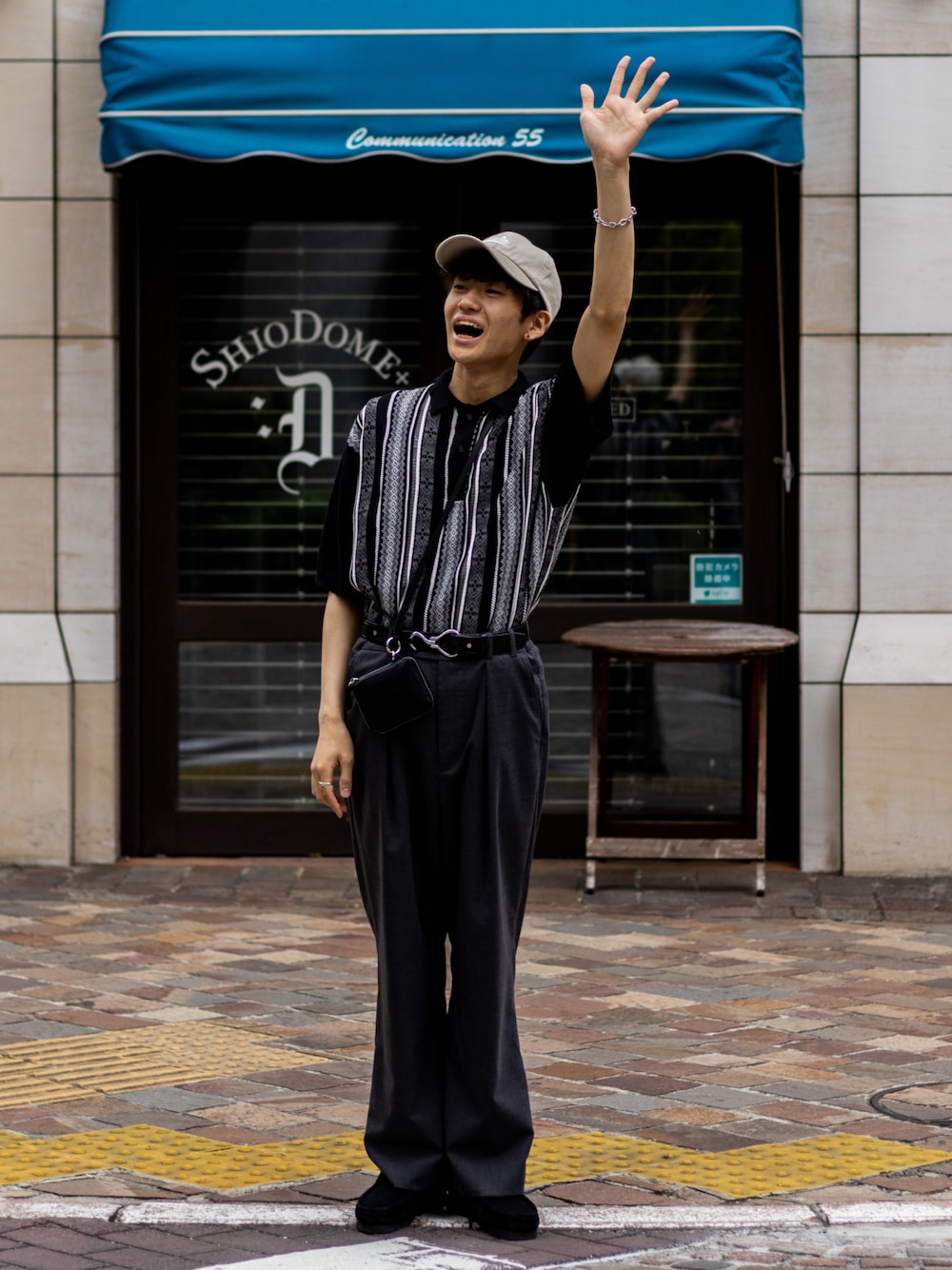 「シンプルコーデ、きれいめカジュアル、スラックス、キャップ、モノトーンコーデ、モノトーン、休日スタイル、ワントーンコーデ、ストライプシャツ、ストリート、ミニバッグ、春夏コーデ、夏コーデ、お出かけコーデ日記、このスタイルがお気に入り」｜「MONO-MARTのレトロジャガードストライプ ルーズニットポロシャツ（ポロシャツ、ブラック系）」を使った、ともきさん（メンズ・168cm）の春コーディネートの1枚目の写真