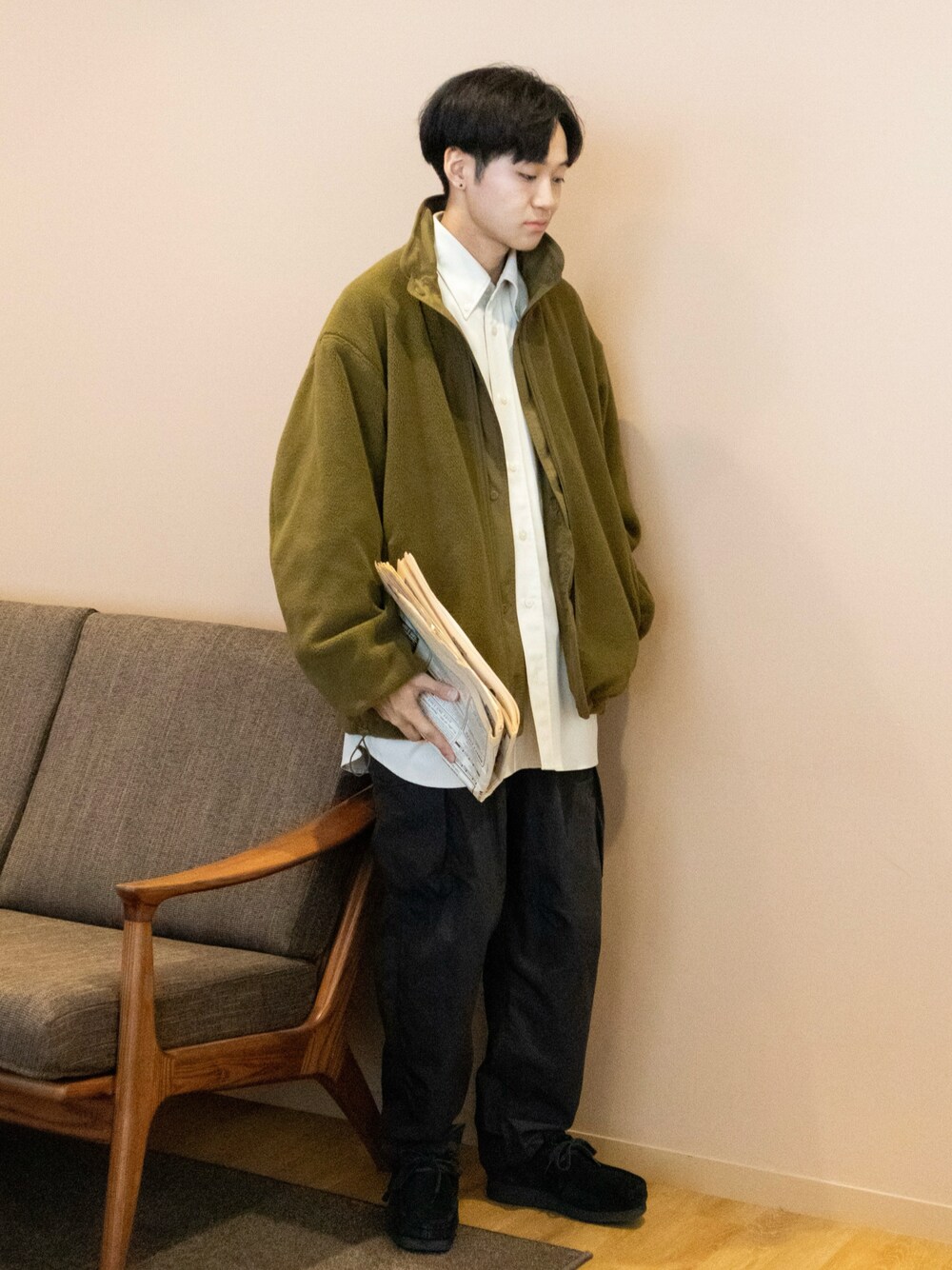 「秋コーデ、ワイドパンツ、ナイロンパンツ、トラックパンツ、フリース、きれいめカジュアル、重ね着ベストシーズン、休日スタイル、シンプルコーデ、プチプラ、ビッグシルエット、レイヤードスタイル、ユニクロ、シャツスタイル、カーゴパンツ」｜「UNIQLOのアイテム（カーゴパンツ、ブラック系）」を使った、ともきさん（メンズ・168cm）の秋コーディネートの1枚目の写真