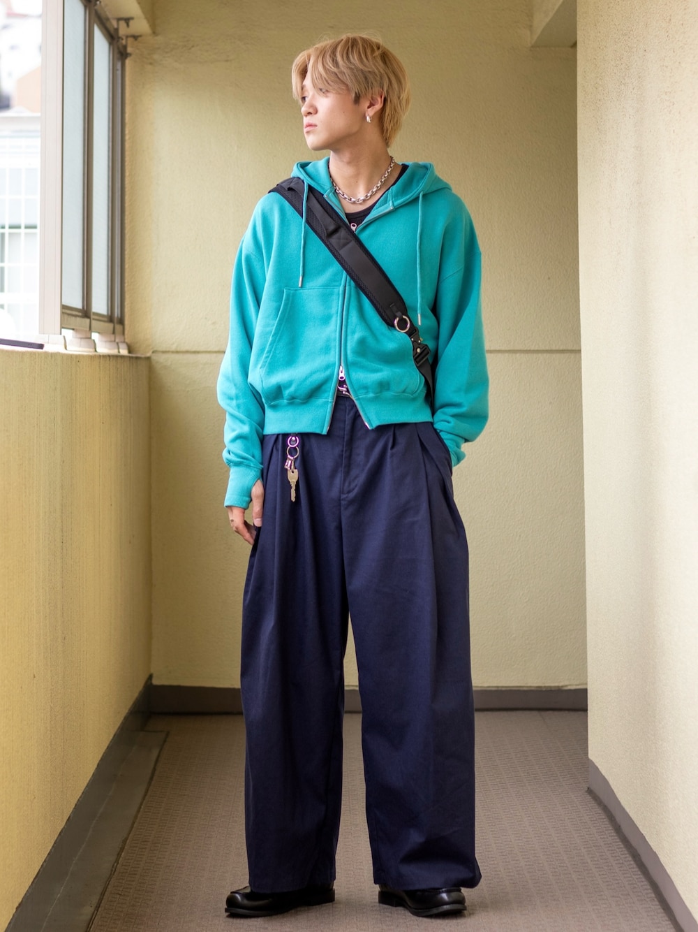 「秋コーデ、スラックス、ローファー、ショルダーバッグ、パーカー、モード、秋服準備はじめました、ビビッドカラー、ワイドパンツ、レザー、シンプル、韓国ファッション、きれいめカジュアル、デートコーデ、お出かけコーデ」｜「Nanmo.の【ZOZO TOWN限定】THE LINEN STRAIGHT SLACKS / ザ リネンストレートスラックス（スラックス、ブルー系）」を使った、ともきさん（メンズ・168cm）の秋コーディネートの1枚目の写真