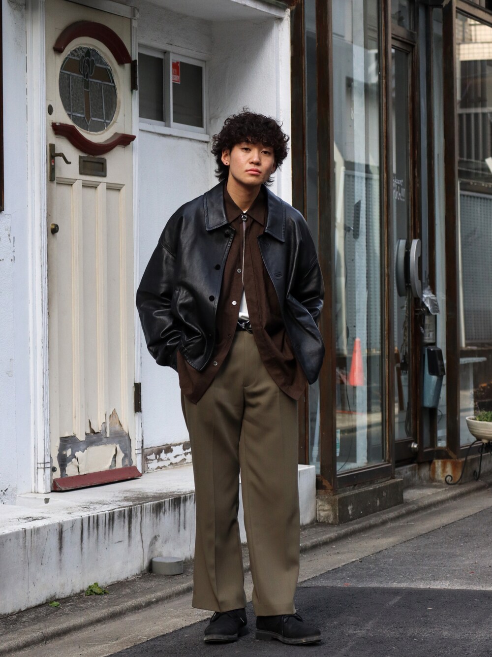 「春服デビュー宣言、春色、レイヤードスタイル、タックイン、スラックス、カーキ、レザー、シャツスタイル、ビッグシルエット、春アウター、アースカラー、ジャケット、レザージャケット、春服みてみて、いまどきジャケット写真」｜「LIDNMのWOOL BACKSATIN SLACKS（スラックス、グリーン系）」を使った、ともきさん（メンズ・168cm）の春コーディネートの1枚目の写真