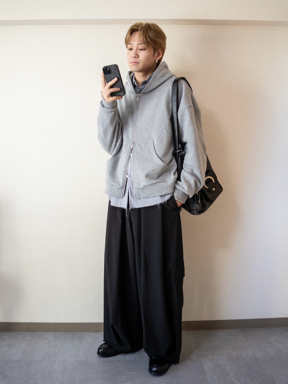 「パーカー、カーゴパンツ、モノトーン、ローファー、ショルダーバッグ、レザー、シャツスタイル、レイヤードスタイル、ワイドパンツ、プチプラ、きれいめカジュアル、休日スタイル、お出かけコーデ、冬コーデ、冬アウター」｜「Nanmo.のPIQUE WIDE TUCK CARGO PANTS / ピケワイドタックカーゴパンツ（カーゴパンツ、ブラック系）」を使った、ともきさん（メンズ・168cm）の冬コーディネートの1枚目の写真