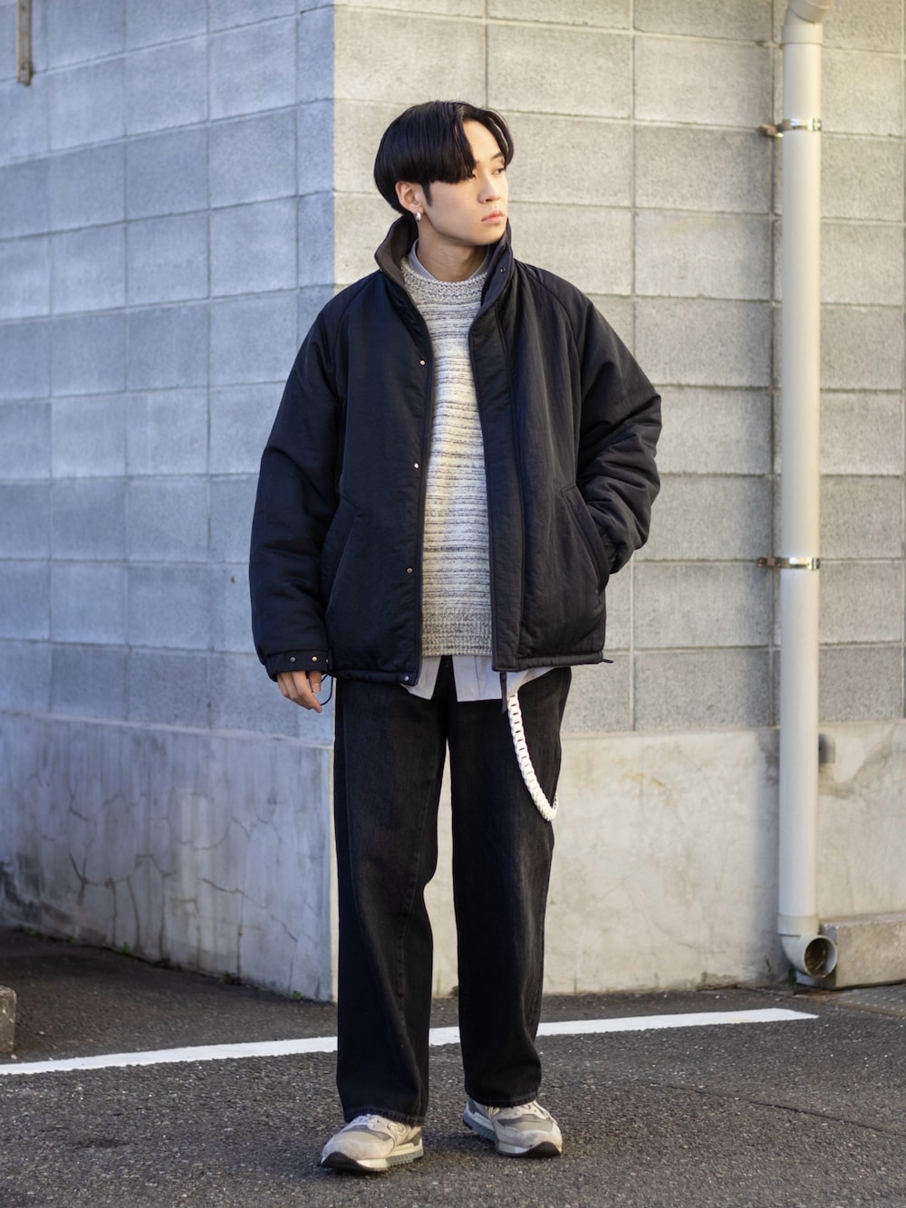 「今日のコスメと服、きれいめカジュアル、お出かけコーデ、デニム、プチプラ、ワイドパンツ、スニーカー、ストリート、レイヤードスタイル、冬コーデ、ニット、休日スタイル、デートコーデ、冬アウター、ZARA」｜「NEW BALANCEの998（スニーカー、グレー系）」を使った、ともきさん（メンズ・168cm）の冬コーディネートの1枚目の写真