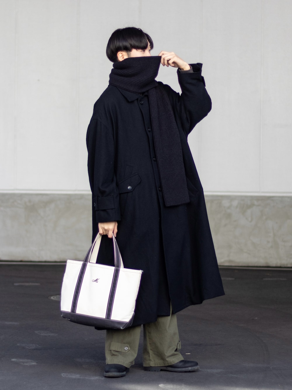「新星WEARISTAにエントリー、WEARyouthコーデ、トートバッグ、カーゴパンツ、コート、ロングコート、マフラー、きれいめカジュアル、マフラーぐるぐる、お出かけコーデ、マイベストコーデ2023、クリスマスに着たい服、クリスマスコーデ、冬アウター、韓国ファッション」｜「UNIQLOのアイテム（マフラー、ブラック系）」を使った、ともきさん（メンズ・168cm）の冬コーディネートの1枚目の写真