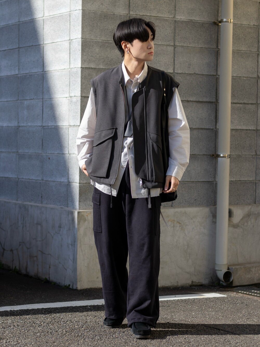 「きれいめカジュアル、ベスト、スウェットパンツ、レザー、シャツスタイル、レイヤードスタイル、シンプルコーデ、春アウター、春コーデ、モノトーン、プチプラ、トートバッグ、ショルダーバッグ、春服みてみて、お出かけコーデ」｜「UNIQLOのサイズL（スウェットパンツ、ブラック系）」を使った、ともきさん（メンズ・168cm）の春コーディネートの1枚目の写真