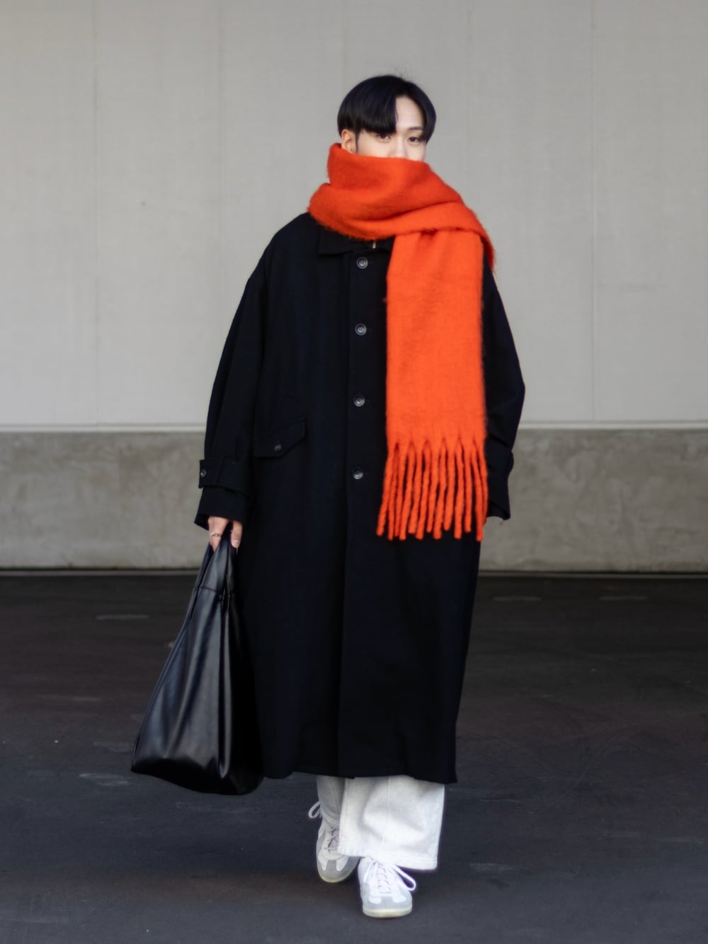 「赤、マイベストコーデ2023、ロングコート、クリスマスに着たい服、休日スタイル、冬アウター、スウェットパンツ、韓国ファッション、スウェット、マフラーぐるぐる、トートバッグ、きれいめカジュアル、冬コーデ、クリスマスコーデ、マフラー」｜「mily biletの使いやすくてお洒落。2wayICカードケース付きヴィーガンレザートートバッグ（トートバッグ、ブラック系）」を使った、ともきさん（メンズ・168cm）の冬コーディネートの1枚目の写真