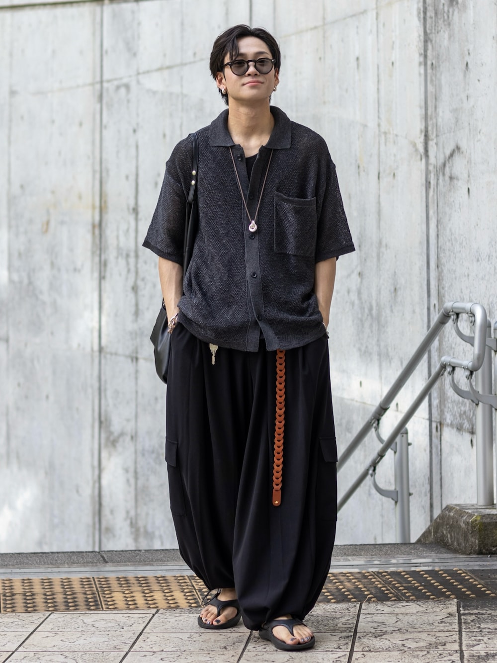 「お出かけコーデ、カーゴパンツ、サンダル、シアートップス、アツいコーデ全部見せ、プチプラ、ブラックコーデ、サングラス、きれいめカジュアル、韓国ファッション、トートバッグ、シャツスタイル、レザー、スポーツサンダル、休日スタイル」｜「Nanmo.のPIQUE WIDE TUCK CARGO PANTS / ピケワイドタックカーゴパンツ（カーゴパンツ、ブラック系）」を使った、ともきさん（メンズ・168cm）の夏コーディネートの1枚目の写真