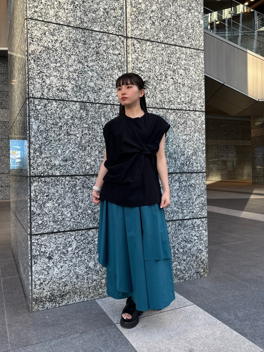 ブラック系のTシャツ/カットソー、グレー系のその他パンツを着用したレディースの春コーディネートの1枚目の写真