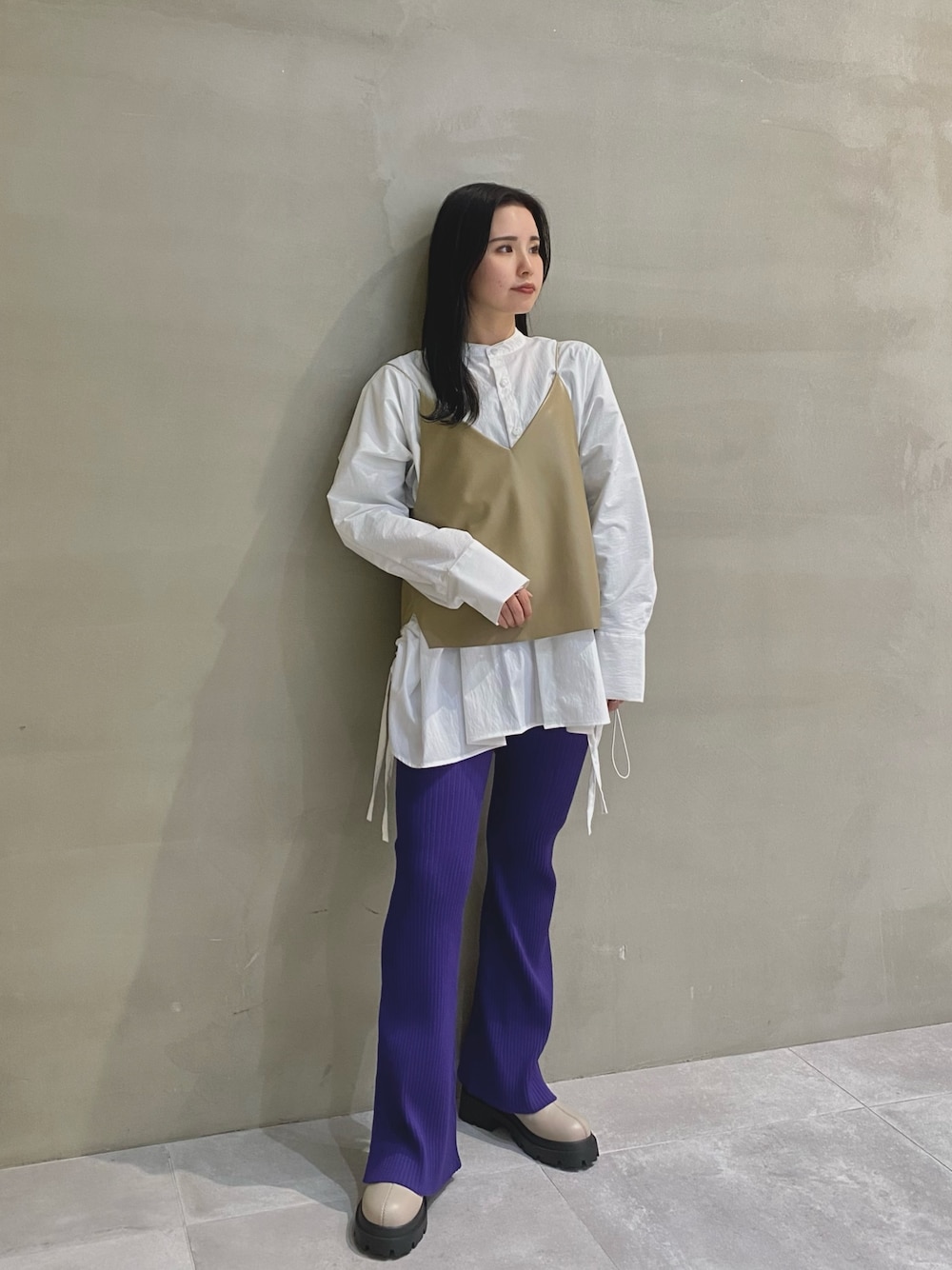 ホワイト系のシャツ/ブラウス、ベージュ系のキャミソール、パープル系のその他パンツを着用したレディースの秋コーディネートの1枚目の写真