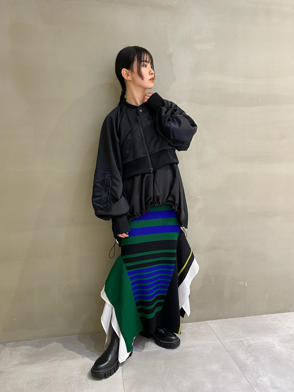 「UN3D.、低身長、152cm、ブラック、ブルゾン、ショート丈、レイヤードスタイル、ニットスカート、タイトスカート、ボーダー、MA-1、モード」｜「UN3D.のVOLUME BALLOON N/S TOP（タンクトップ、ブラック系）」を使った、HINATAさん（レディース・152cm）の春コーディネートの1枚目の写真