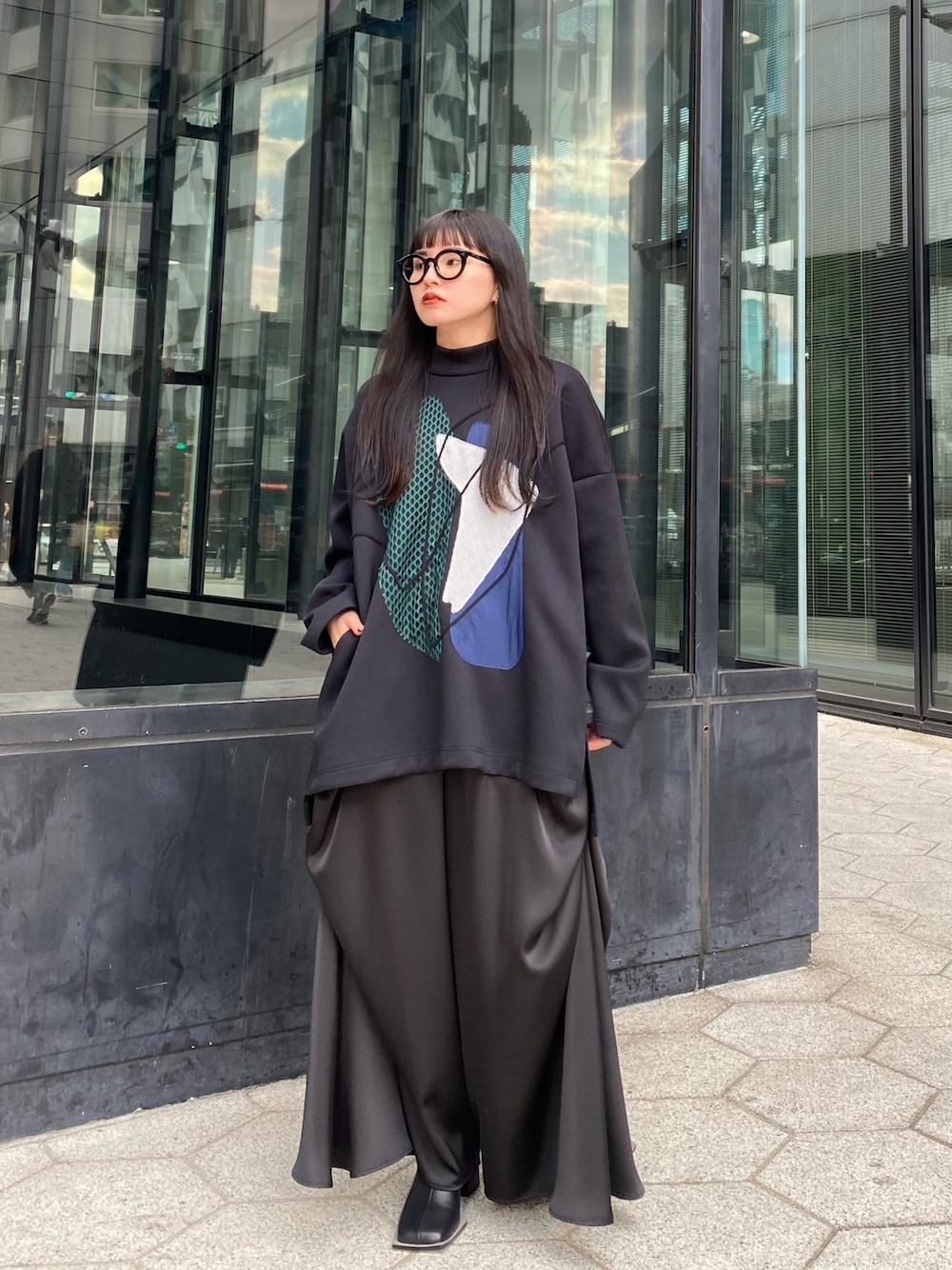 その他のTシャツ/カットソー、ブラック系のその他パンツ、ブラック系のブーツを着用したレディースの冬コーディネートの1枚目の写真