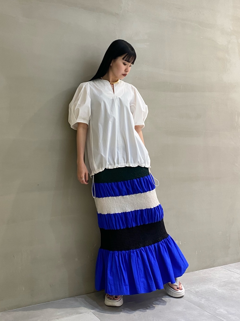 マルチカラーシャーリングスカートを使った人気ファッション