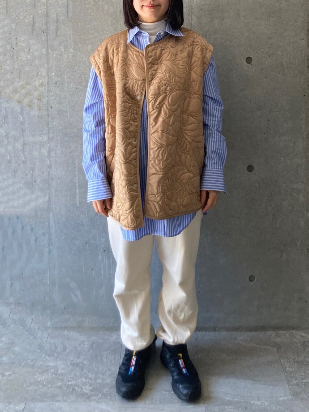 「スウェット、スウェットパンツ、シャツ、ストライプシャツ、ベスト×シャツ、ベスト、黒スニーカー、タートルネック、タートルネックニット×シャツ、冬を彩る色いろコーデ」｜「UNIQLOのアイテム（スウェットパンツ、ホワイト系）」を使った、maiko.さん（レディース・151cm）の冬コーディネートの1枚目の写真