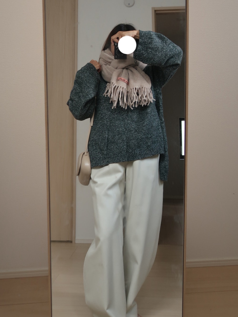 グリーン系のニット/セーター、ベージュ系のバッグ、ホワイト系のその他パンツを着用したレディースの秋コーディネートの1枚目の写真