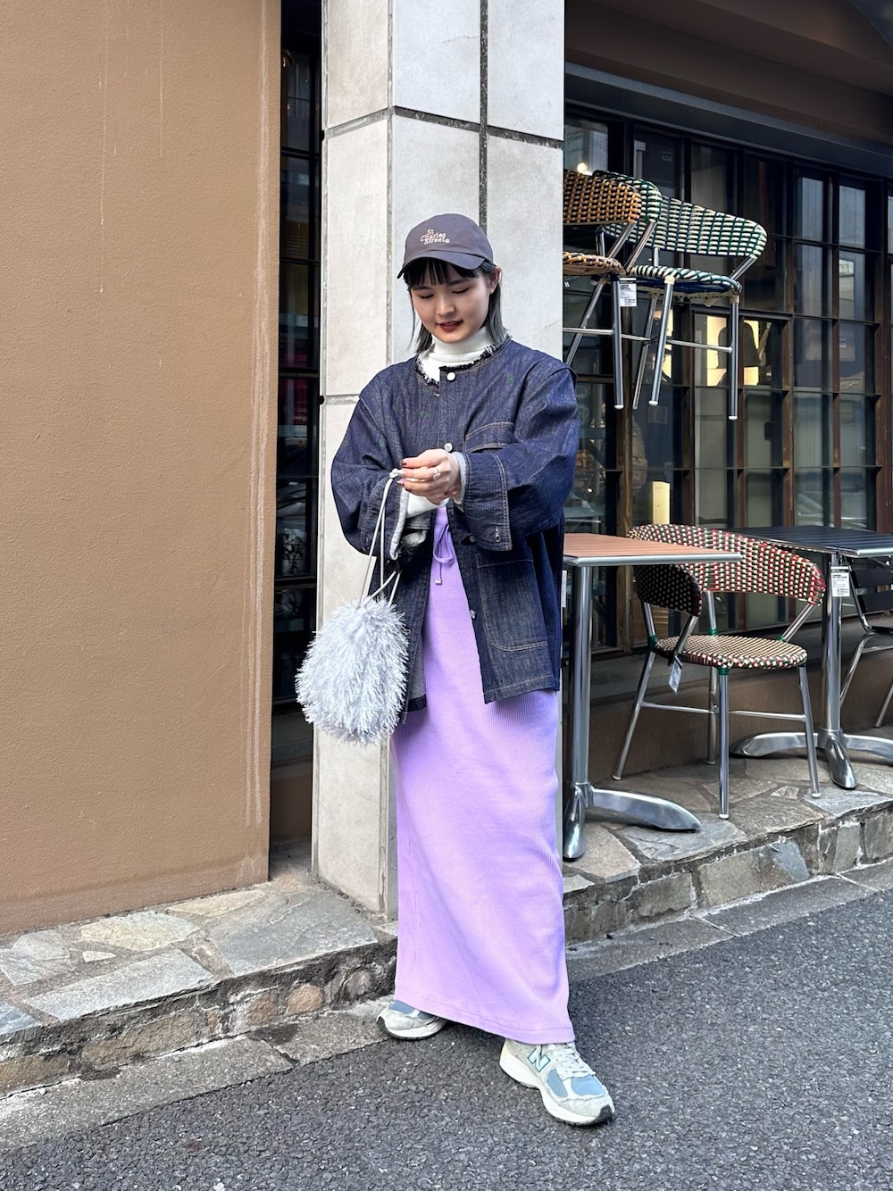 「冬を彩る色いろコーデ、スニーカー、タートルネック、デニム、お出かけコーデ、スポーツミックス、ロンクスカート、レイヤードスタイル、アウター、キャップ」｜「CIAOPANIC TYPYの【2024SS新作】マルチウェイデニムワークジャケット（デニムジャケット、ブルー系）」を使った、YOSHIEさん（レディース・156cm）の冬コーディネートの1枚目の写真
