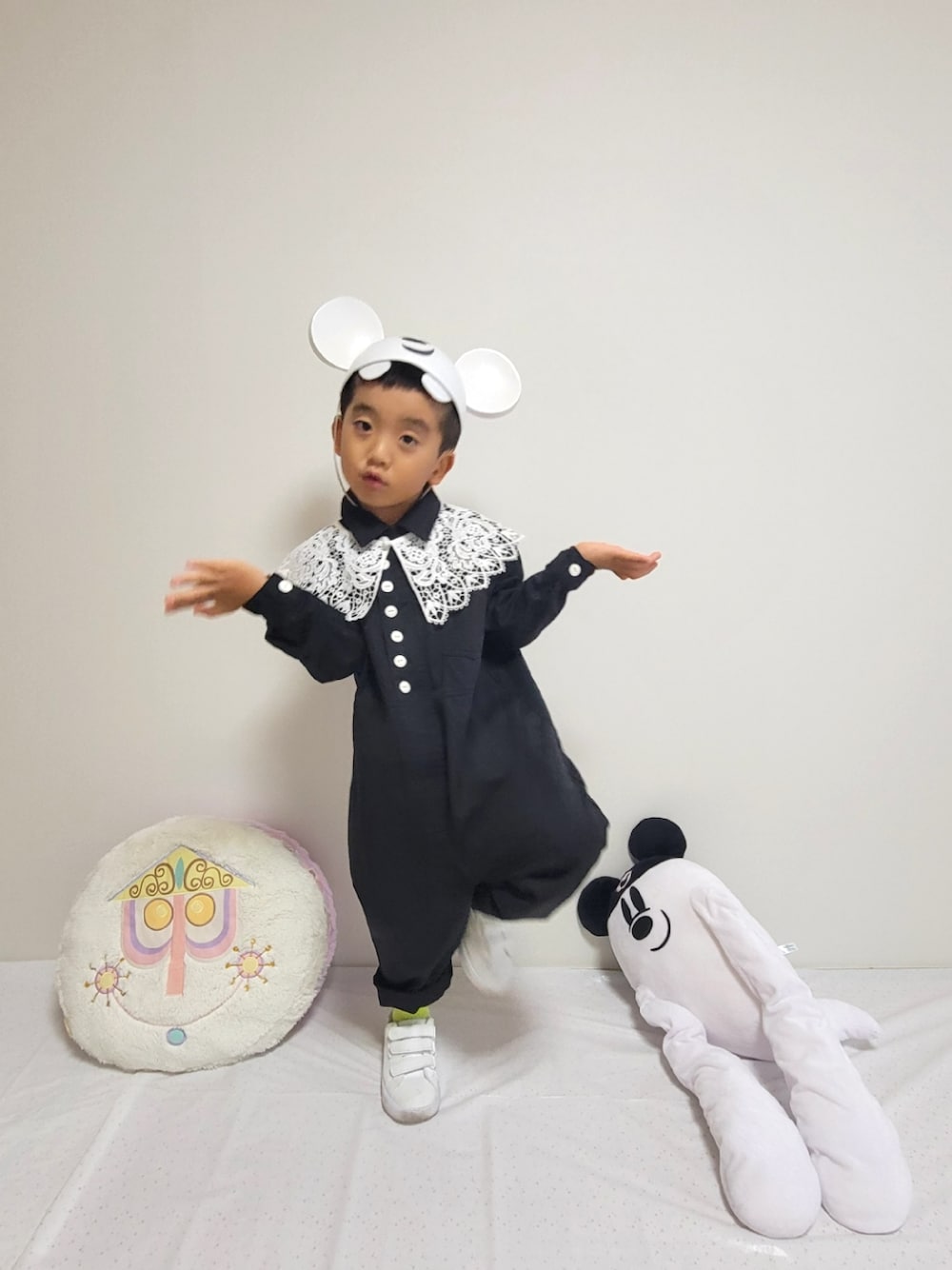 「ディズニー、ディズニーコーデ、モノトーン、ハロウィン、オールインワン、ローリーズファーム(LOWRYS FARM)、男の子、プチプラコーデ、ディズニーバウンド」｜「LOWRYS FARMのフロントボタンオールインワン　162227（つなぎ/オールインワン、ブラック系）」を使った、keitetu2384さん（キッズ・110cm）の秋コーディネートの1枚目の写真