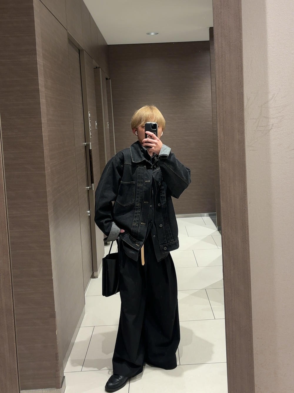 Camphor wood（カンファーウッド）の「2tuck super baggy slacks