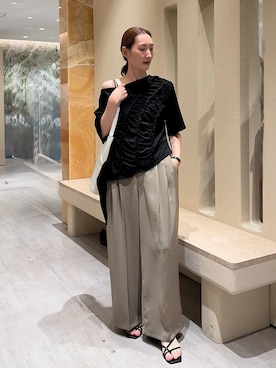 「MIESROHE（ミースロエ）のUVカットサテンワイドパンツ（その他パンツ、グリーン系）」を使った、MIESROHEさんの春コーディネート