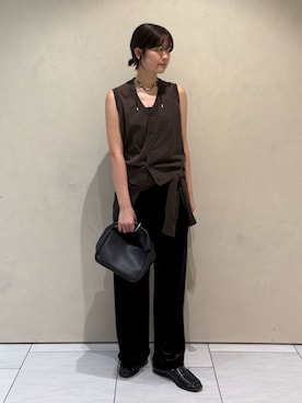 「MIESROHE（ミースロエ）の【洗える】テンセルリネンシアーニットベスト（ニット/セーター、ブラウン系）」を使った、MIESROHEさんの夏コーディネート