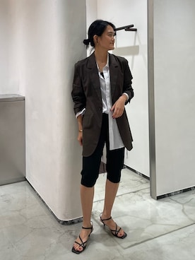 「MIESROHE（ミースロエ）のレザートングストラップサンダル（Sandals、ブラウン系）」を使った、MIESROHEさんの夏コーディネート