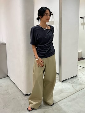 「MIESROHE（ミースロエ）のレザートングストラップサンダル（Sandals、ブラック系）」を使った、MIESROHEさんの夏コーディネート