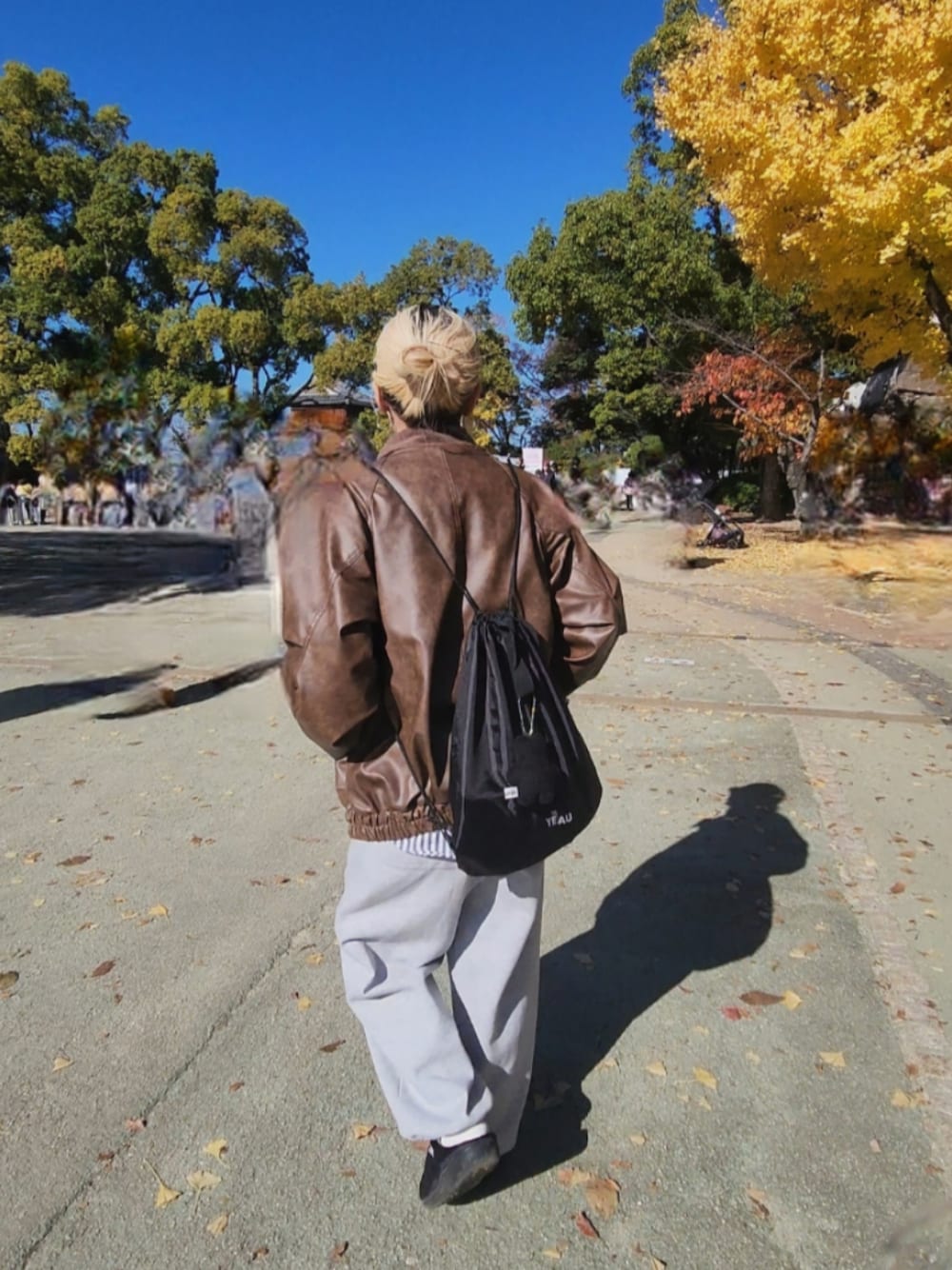 ブラック系のバッグ、グレー系のスウェットパンツ、ブラック系のサンダルを着用したレディースの冬コーディネートの1枚目の写真