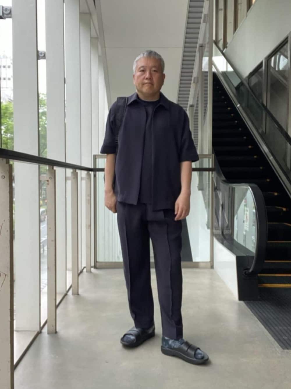 ブラック系のサンダル、ブルー系のシャツ/ブラウス、ブルー系のその他パンツを着用したメンズの春コーディネートの1枚目の写真