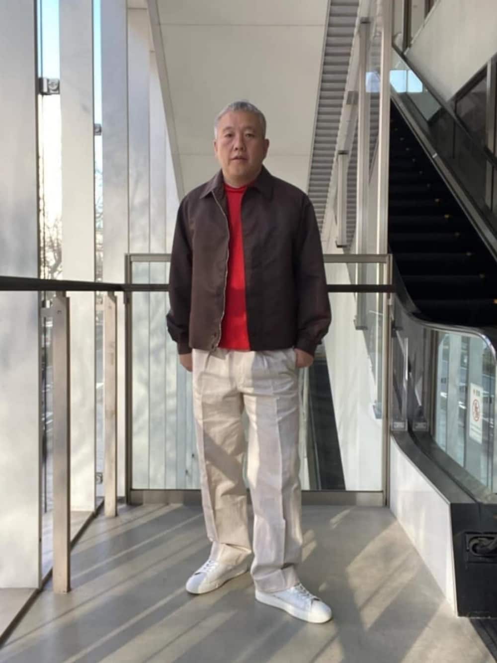 「ベーシック/トラッド、モード、ストリート、トレンド、スニーカー、リラックス、ニット、骨格ストレート、UNITED ARROWS、春アウター、ブルゾン、春服、春コーデ」｜「hALONの＜hALON＞ オックスフォード スニーカー（スニーカー、ホワイト系）」を使った、dhd1103さん（メンズ・173cm）の冬コーディネートの1枚目の写真